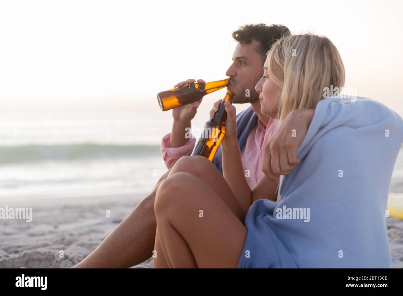 Couple caucasien appréciant le temps à la plage Banque D'Images