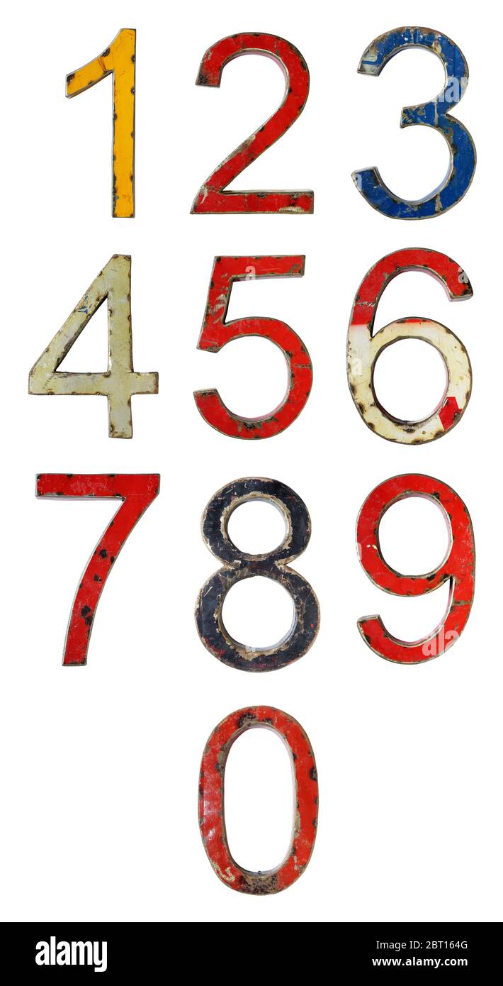 Objets isolés : anciens chiffres en métal peints de 0 à 9, sur fond blanc Banque D'Images