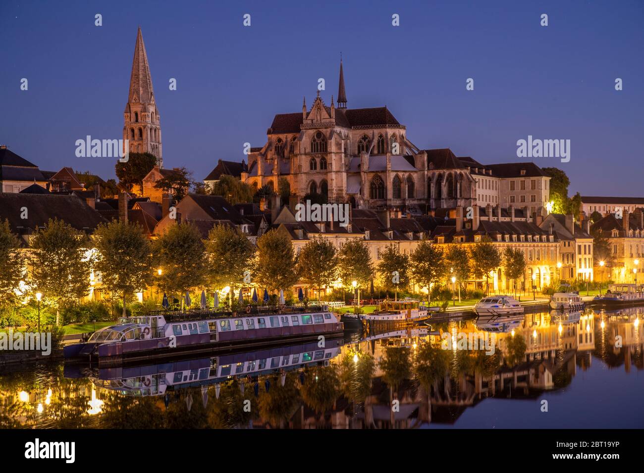 Auxerre, Bourgogne, France au crépuscule Banque D'Images