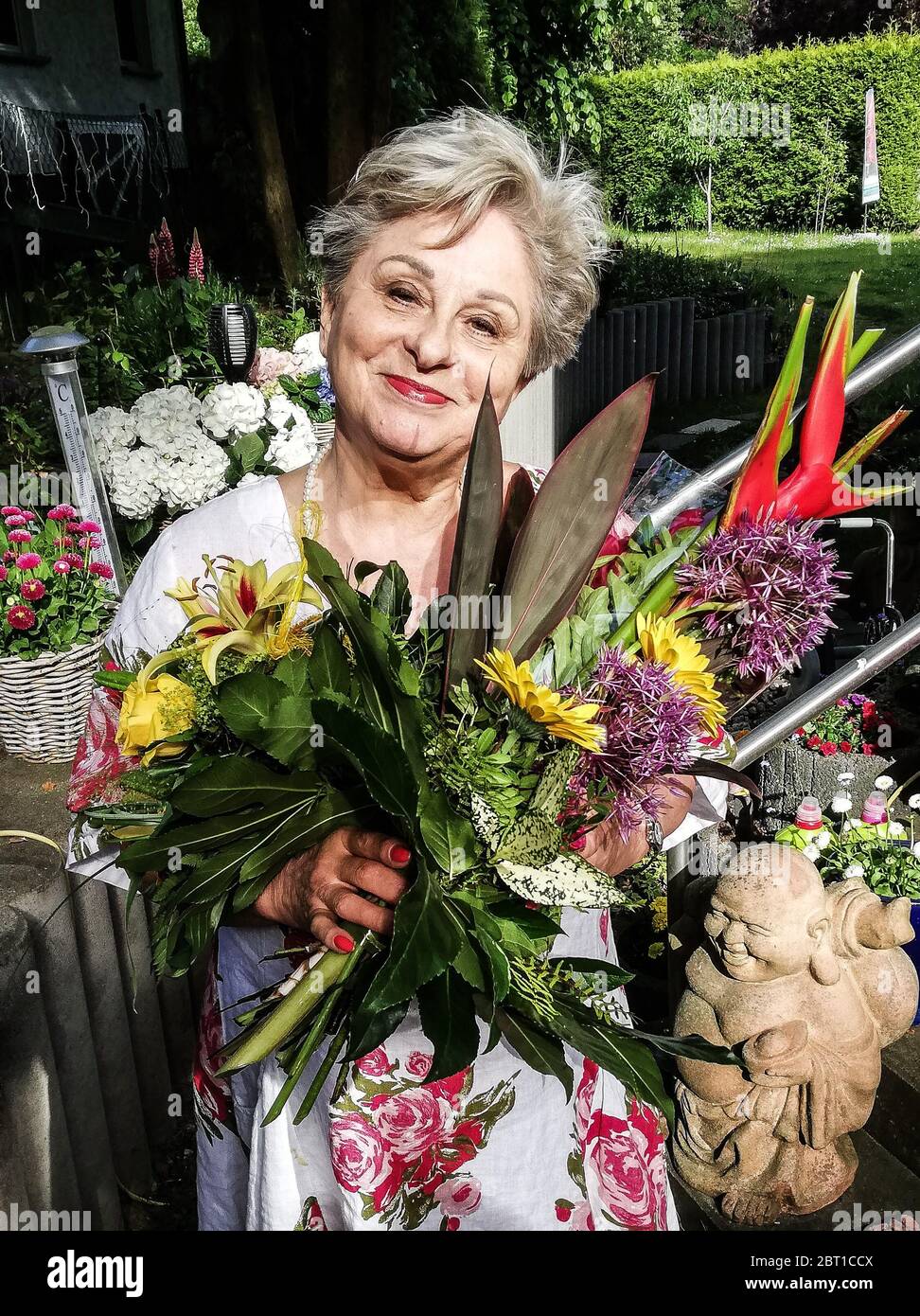 Dagmar Frederic empfängt nachträglich Glückwünsche zu ihrem 75. Geburtstag von fans aus Görlitz in ihrem Garten in Berlin Rahnsdorf zu Christi Himmelf Banque D'Images