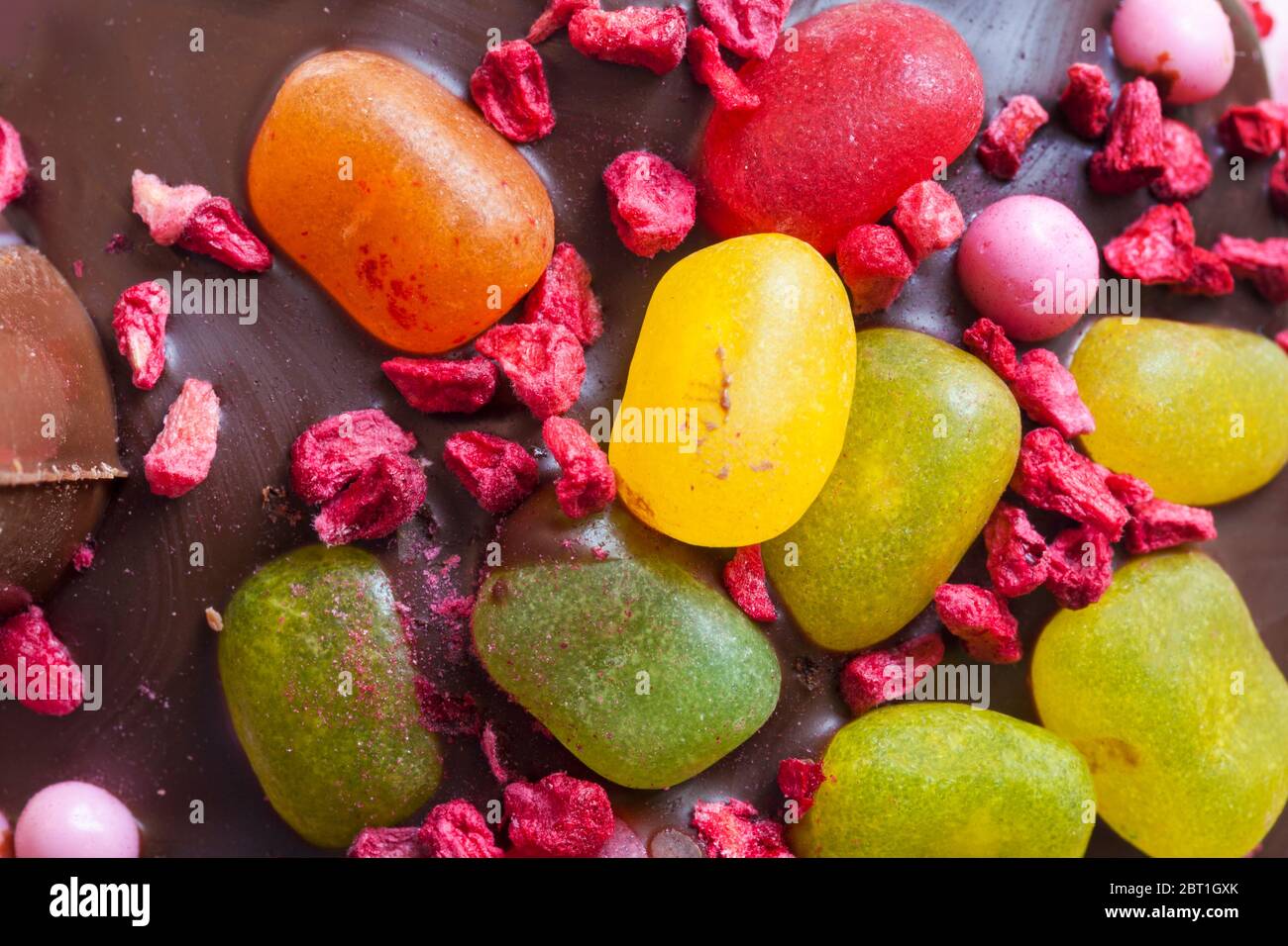 Décorations de framboises et de haricots en gelée lyophilisées sur l'œuf de Pâques fruité de M&S au chocolat Sundae Banque D'Images