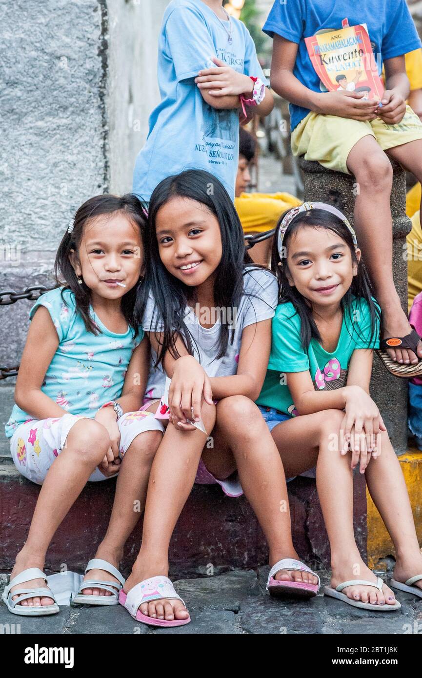 Un groupe d'enfants philippins mignons et heureux me pose dans la vieille ville fortifiée d'Intramuros, Manille, aux Philippines. Banque D'Images