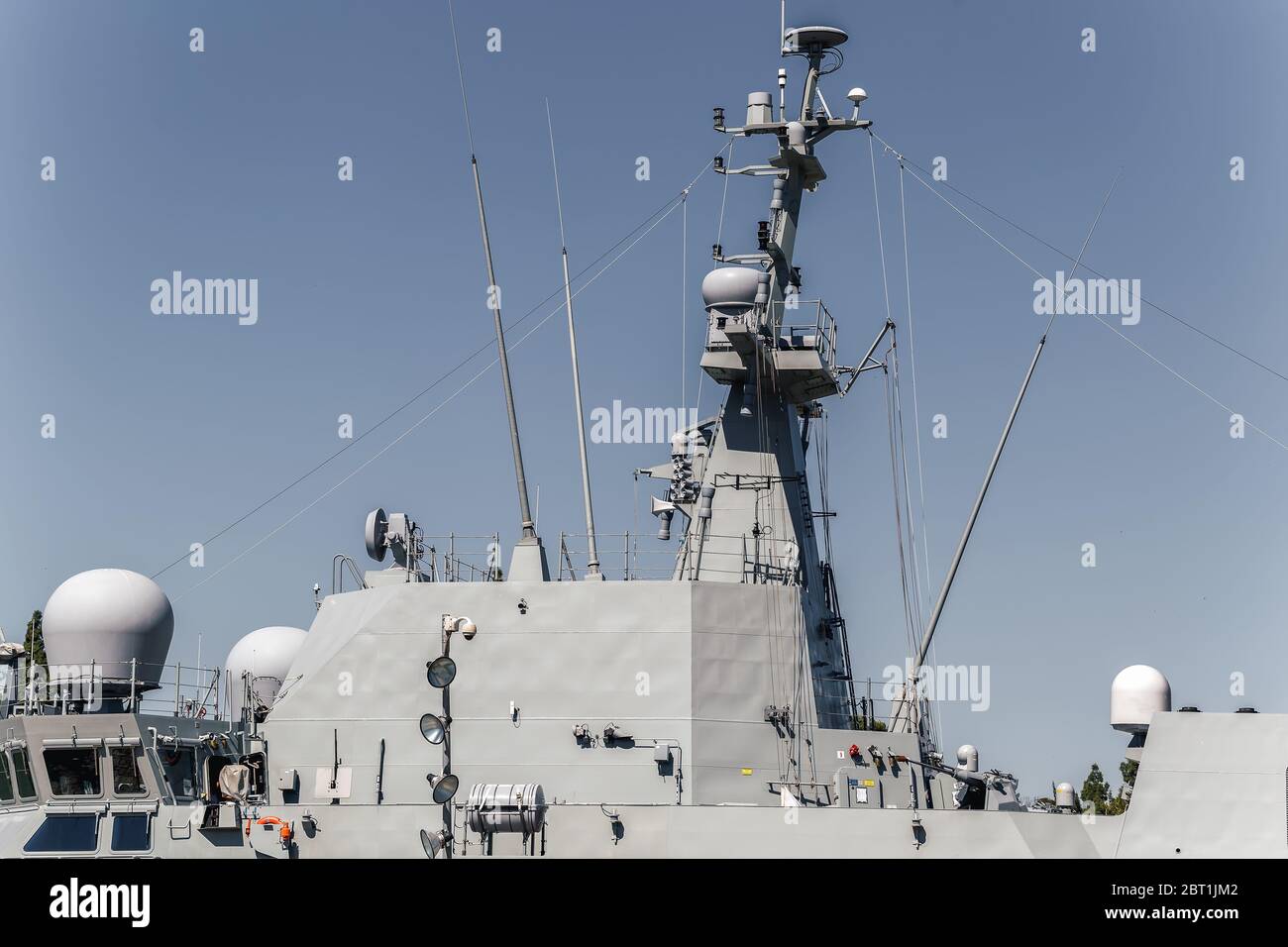 Vue du mât principal d'un navire d'action maritime. Radar de découverte aérienne et de surface. Radar de navigation, radar de direction du feu, direction du feu Optronic, Banque D'Images