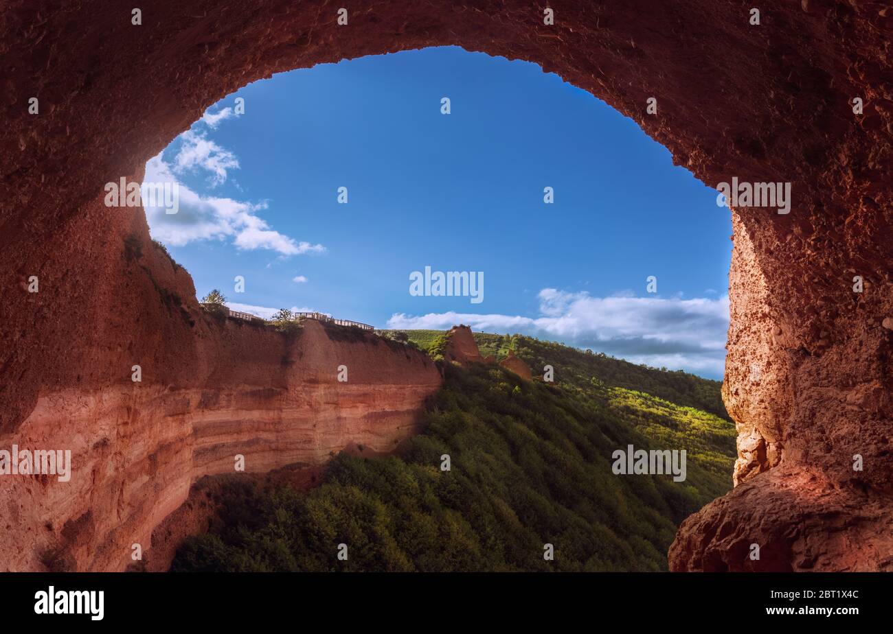 Vue à travers une arche naturelle, Las Medulas, Leon, Espagne Banque D'Images