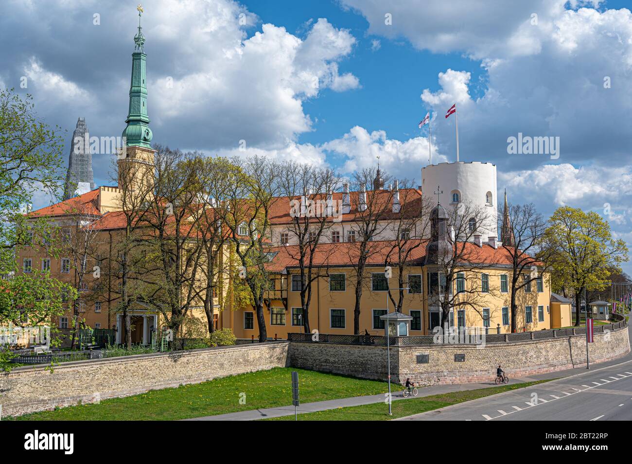 Vue sur le château de Riga pendant la journée ensoleillée de printemps à Riga, Lettonie. Le château de Riga est un château situé sur les rives de la rivière Daugava. Aujourd'hui c'est la résidence officielle Banque D'Images