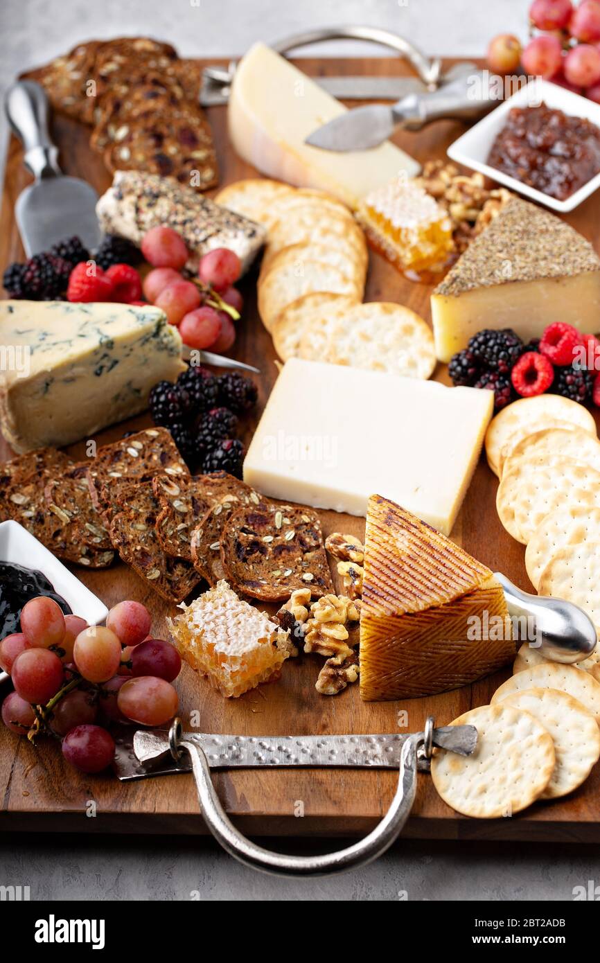 Plateau de fromages avec miel et craquelins Banque D'Images