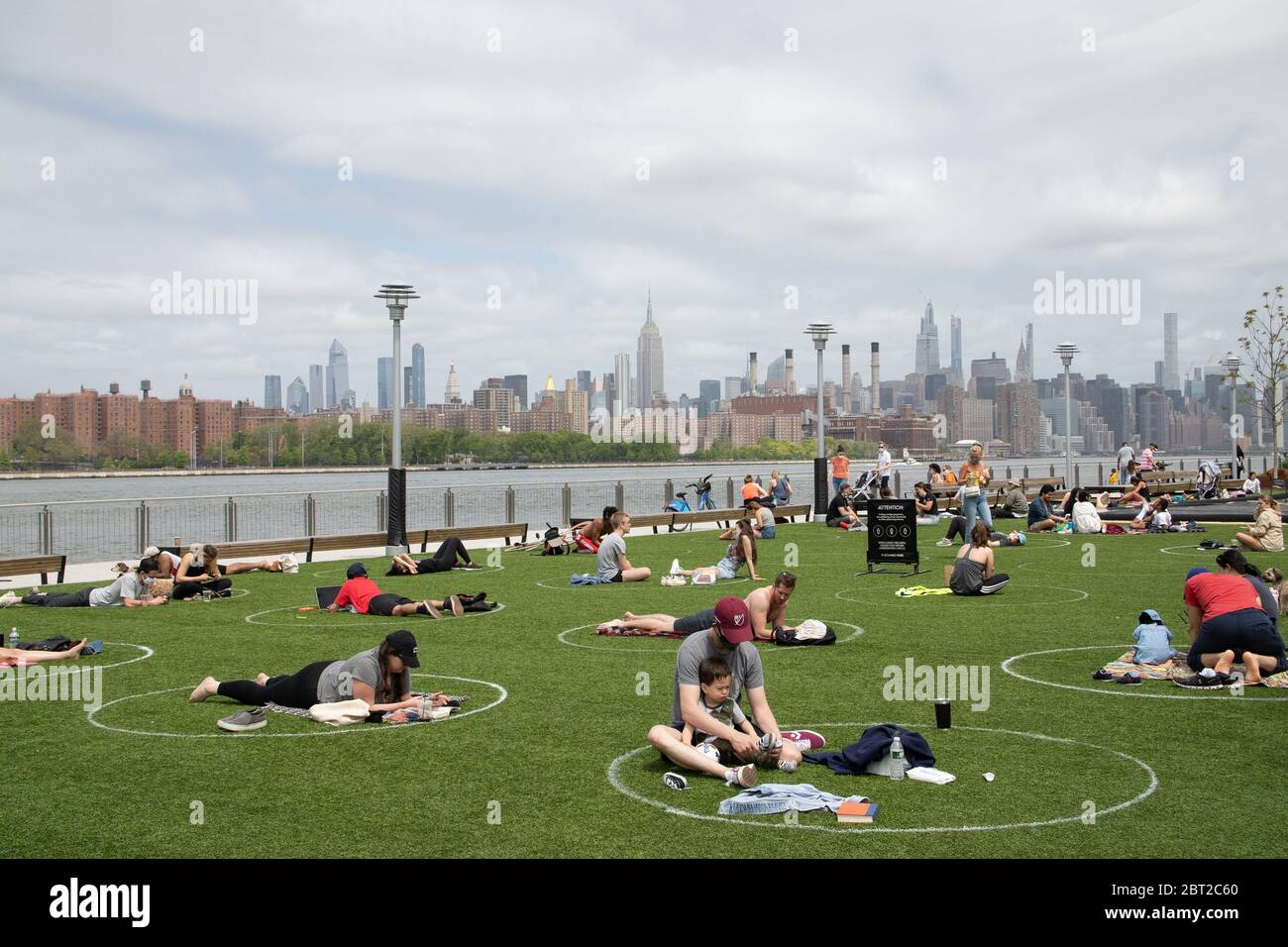 New York, États-Unis. 22 mai 2020. Les gens se détendent dans les nouveaux cercles sociaux de distanciation au parc Domino de Brooklyn, dans le cadre de la pandémie du coronavirus.le gouverneur Cuomo de New York a annoncé plus tôt cette semaine que les plages de l'État ouvriraient pour le week-end de la fête du travail, Cependant, les plages de New York resteront fermées aux bains et aux rassemblements, faute de se conformer, cela entraînerait des clôtures pour empêcher les personnes d'y accéder. Credit: Braulio Jatar/SOPA Images/ZUMA Wire/Alay Live News Banque D'Images