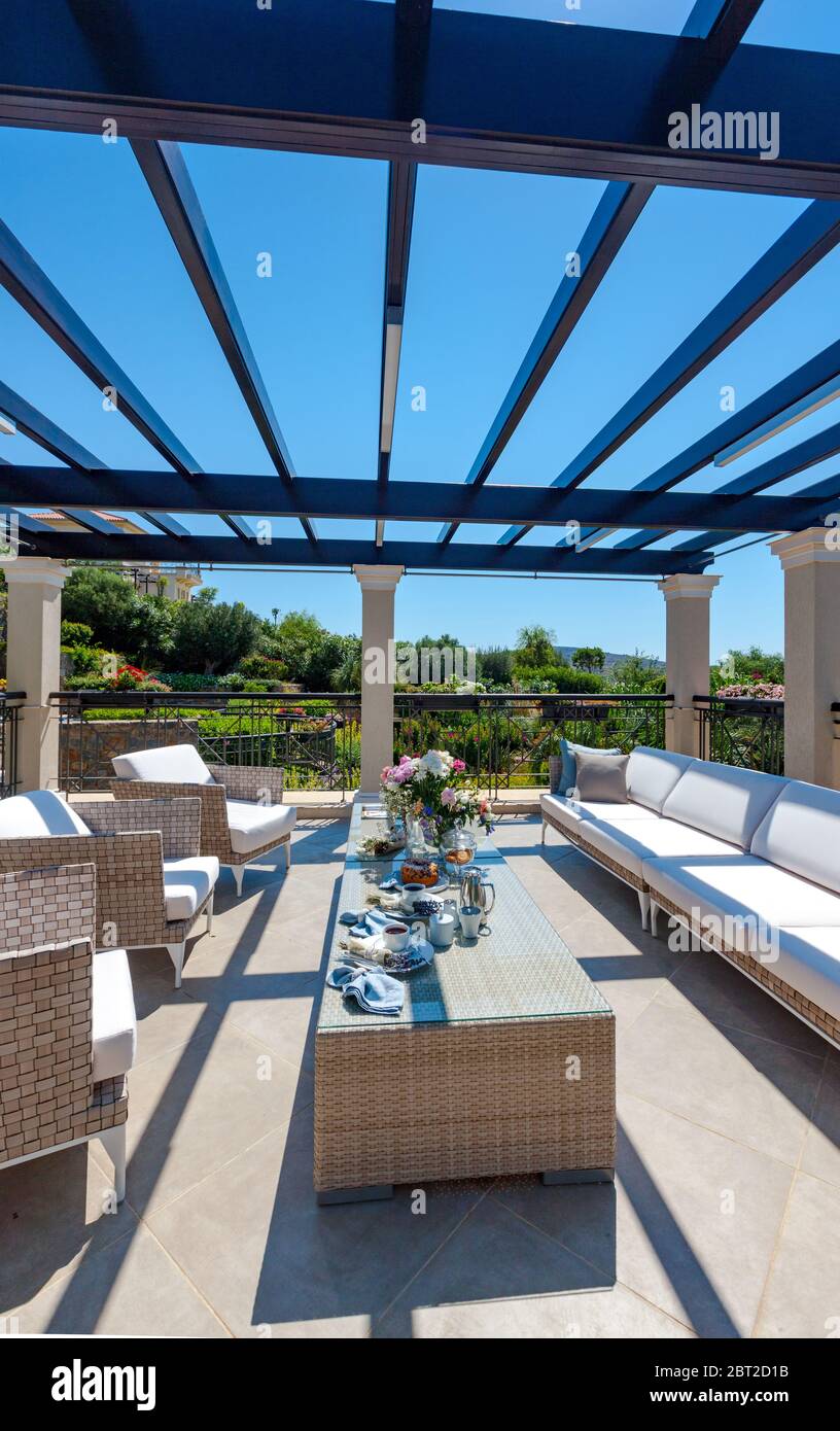 petit déjeuner sur la véranda d'une luxueuse maison de jardin. Banque D'Images