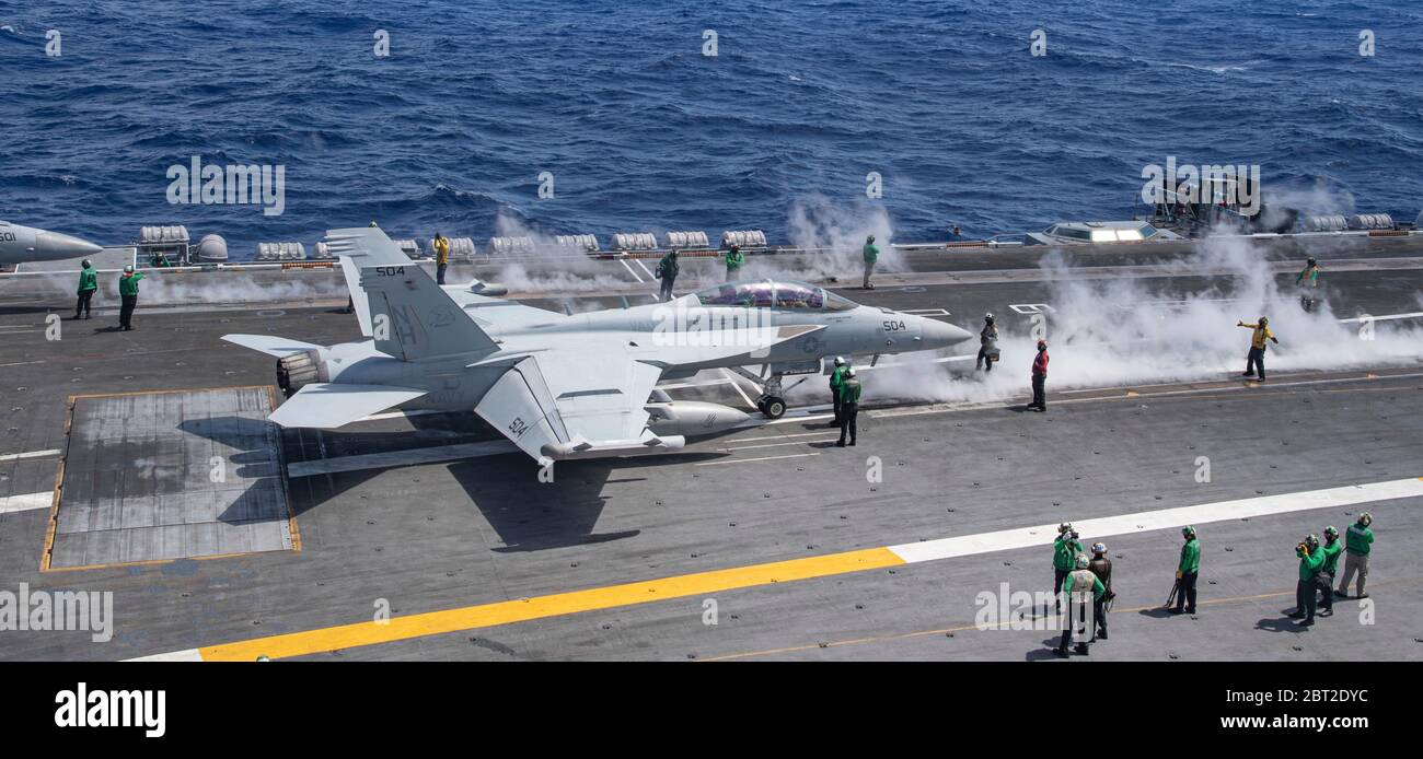 Mer des Philippines, États-Unis. 22 mai 2020. Les marins de la Marine américaine à bord du porte-avions de classe Nimitz USS Theodore Roosevelt se préparent à lancer un avion de guerre électronique E/A-18 Growler, affecté aux loups gris de VAQ le 142 mai 22, 2020 dans la mer des Philippines. L'équipage COVID-NEGATIVE est revenu de la quarantaine et le navire a poursuivi son déploiement prévu dans l'Indo-Pacifique. Crédit : MCS Kaylianna Genier/États-Unis Navy/Alay Live News Banque D'Images