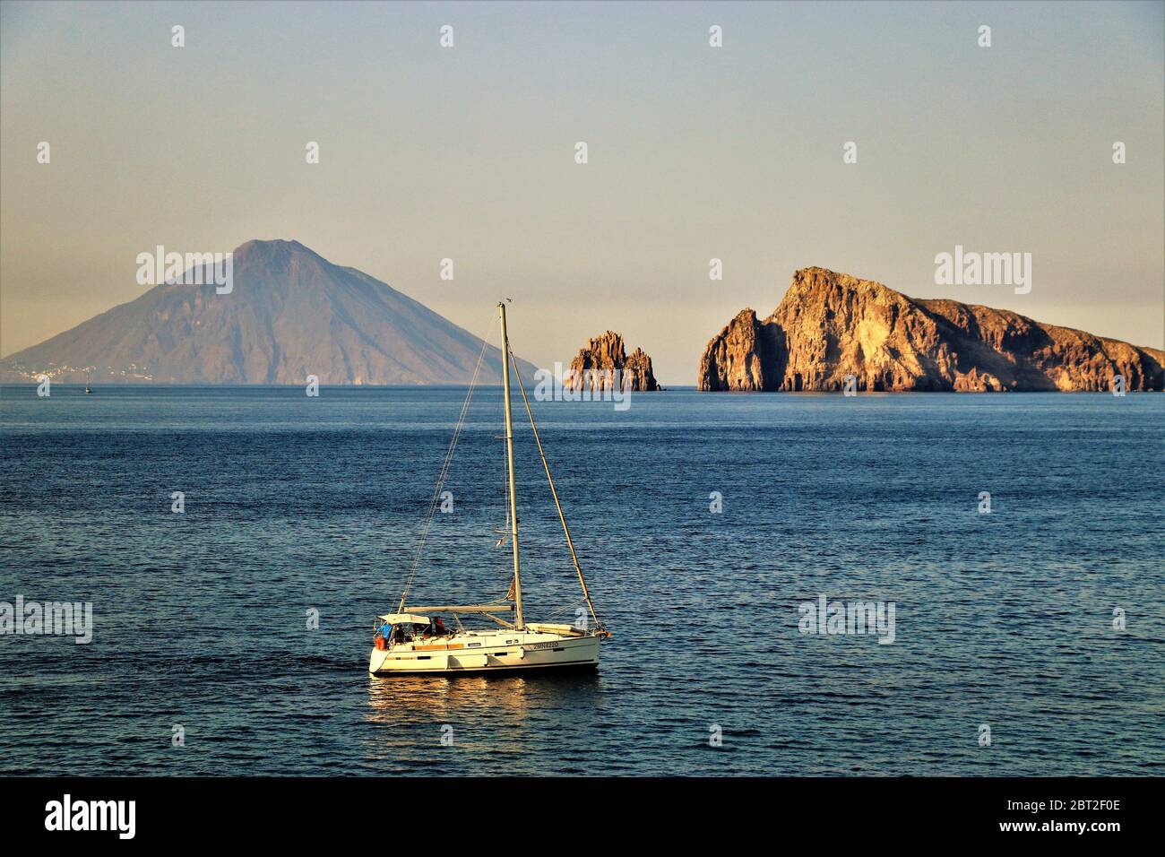 En naviguant le long des îles éoliennes en Sicile, en Italie, avec vue sur le volcan Stromboli en arrière-plan. Banque D'Images