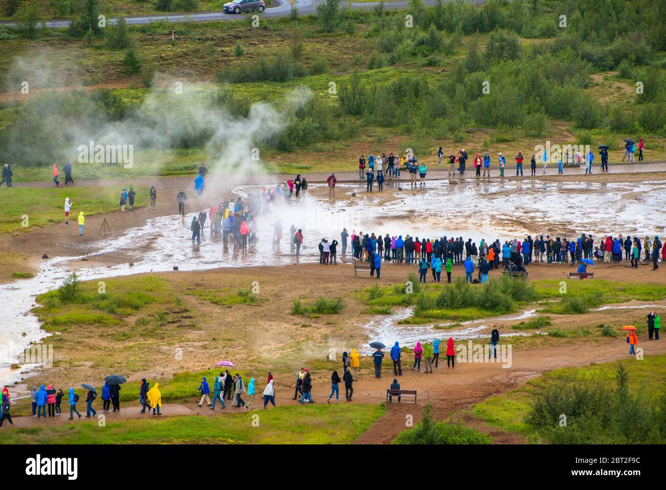 Éruption du célèbre geyser de Strokkur en Islande Banque D'Images