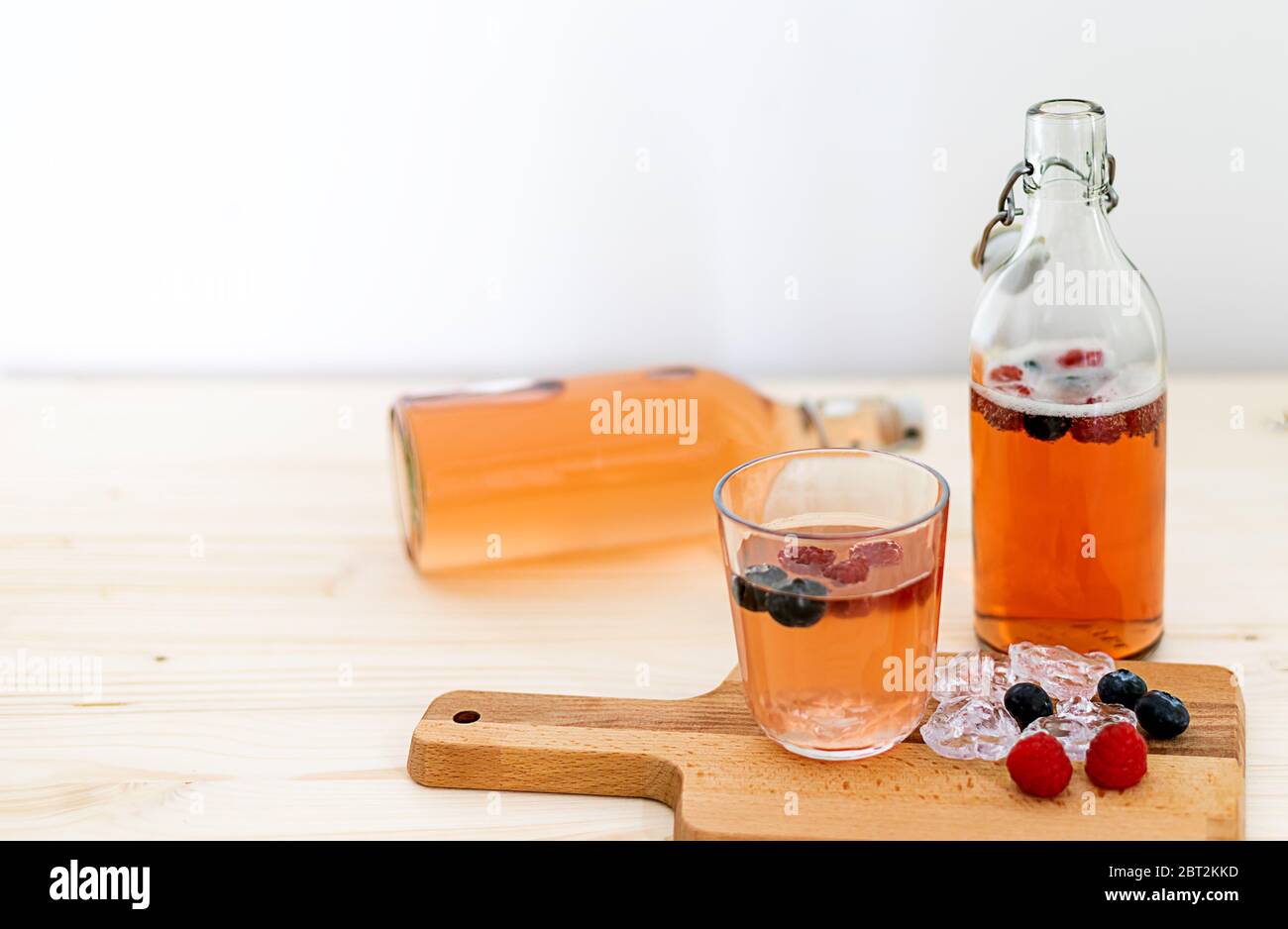 Thé aux fruits du kombucha fermenté maison. Bouteilles en verre. Banque D'Images