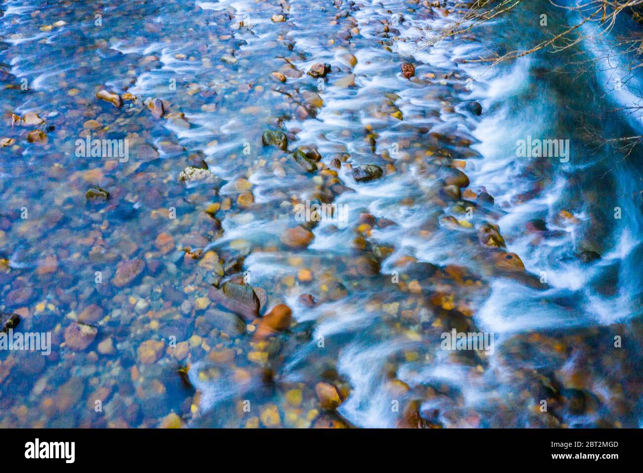 Riverbed avec des pierres à roulettes. Banque D'Images