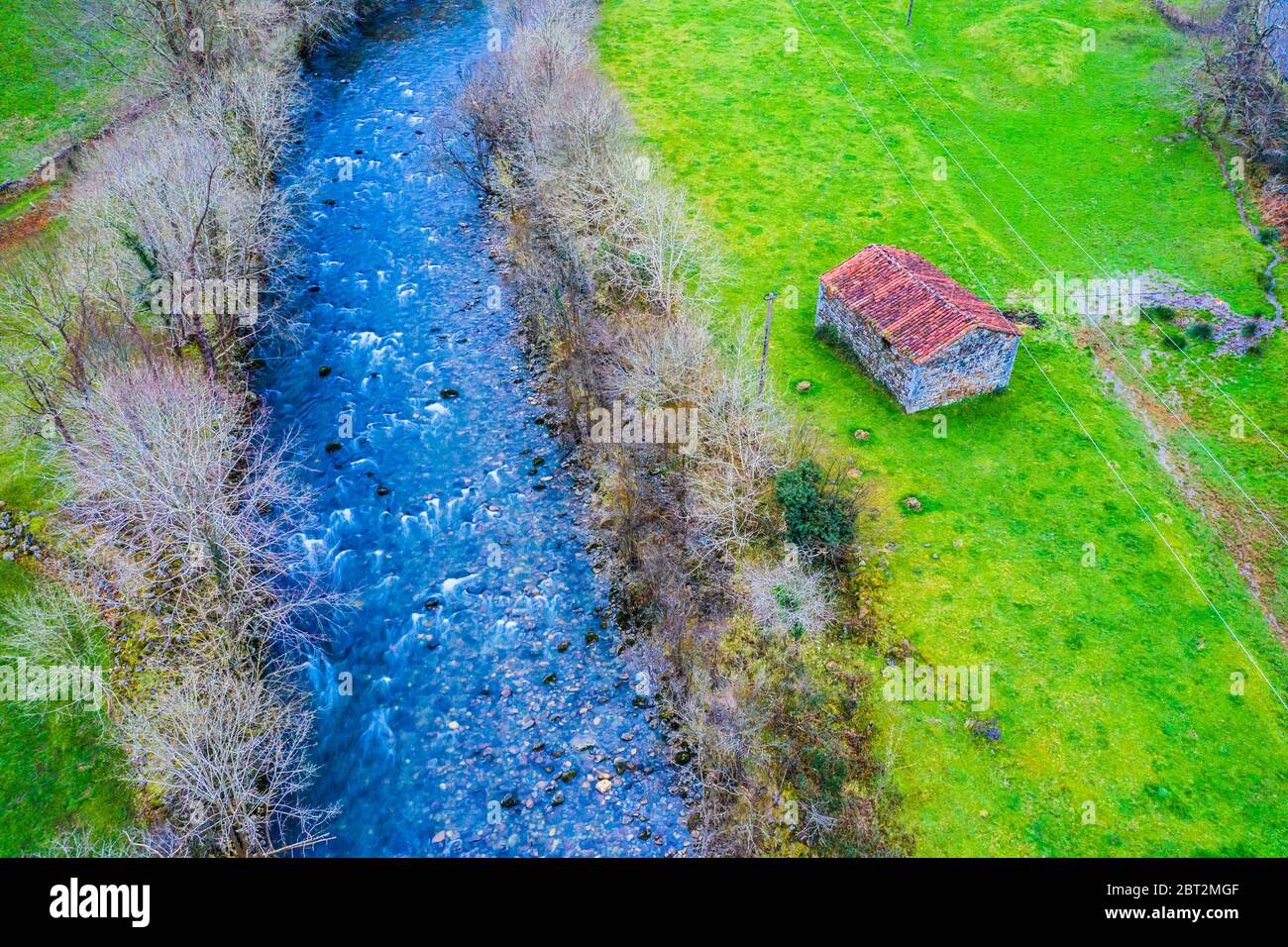 Vue aérienne sur le lit de la rivière et les pâturages. Banque D'Images