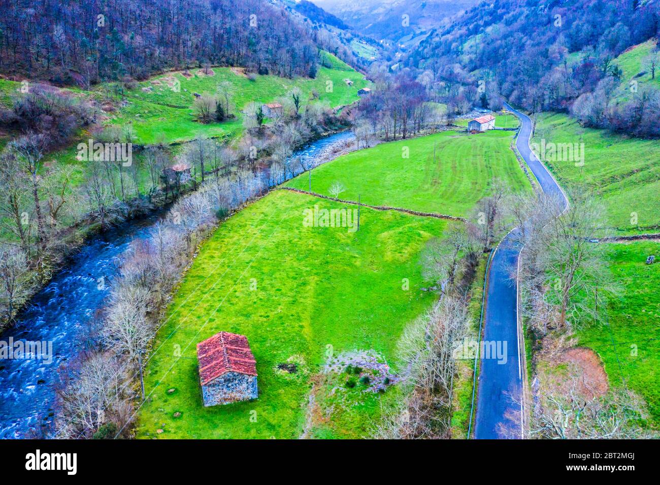 Vue aérienne sur le lit de la rivière et les pâturages. Banque D'Images