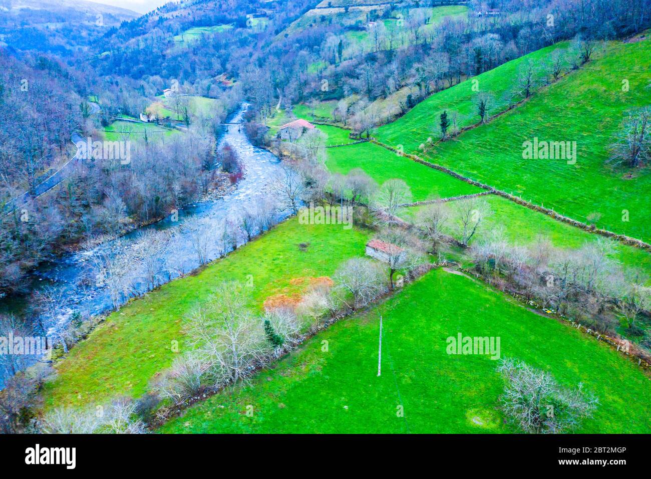 Vue aérienne sur le lit de la rivière et les pâturages. Banque D'Images