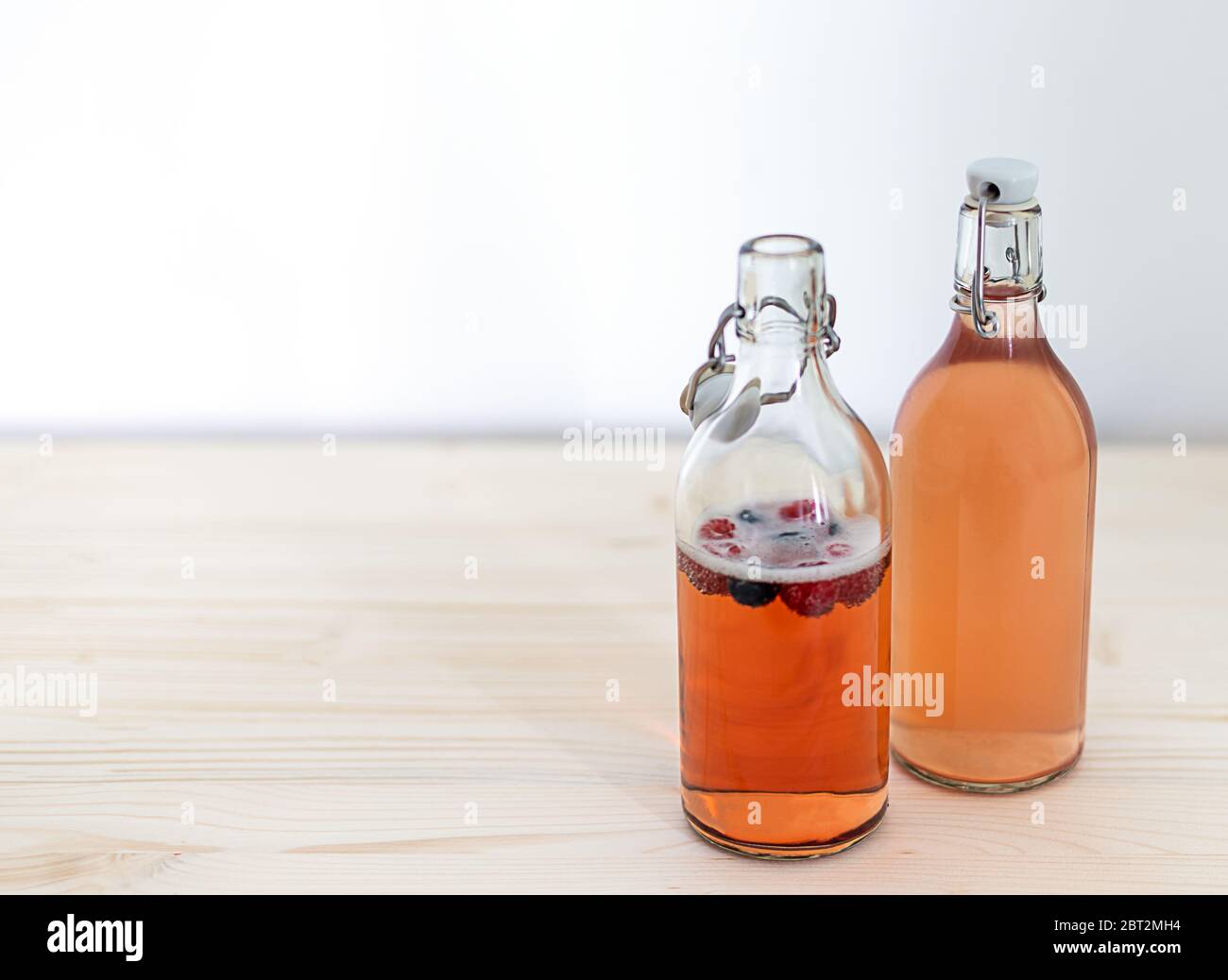 Deux bouteilles de thé kombucha maison en verre Banque D'Images