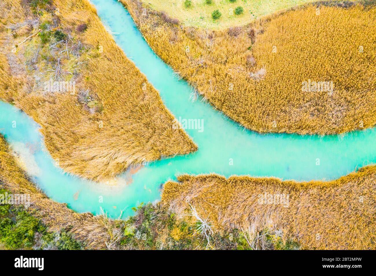 Vue aérienne sur la rivière et le lit reedbed. Banque D'Images