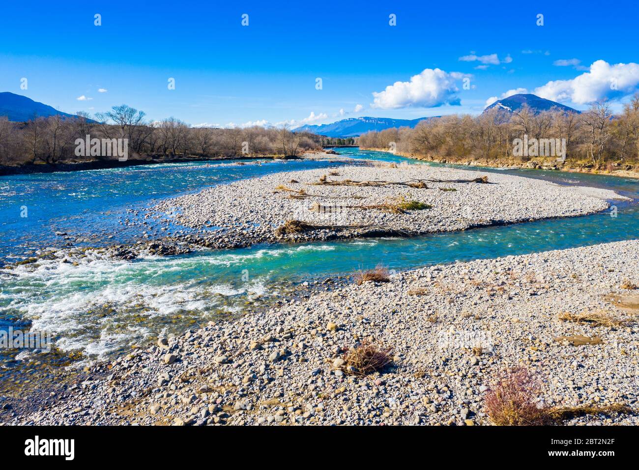 Riverbed dans un paysage naturel. Rivière Aragon près du réservoir Yesa. Saragosse, Aragon, Espagne, Europe. Banque D'Images