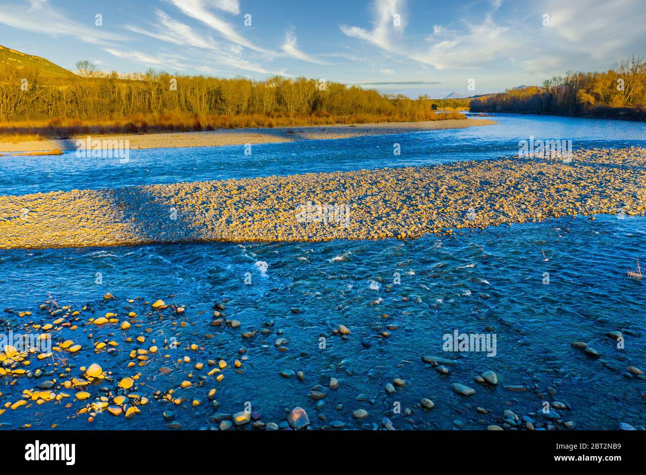 Riverbed avec des pierres à roulettes dans un paysage naturel. Banque D'Images