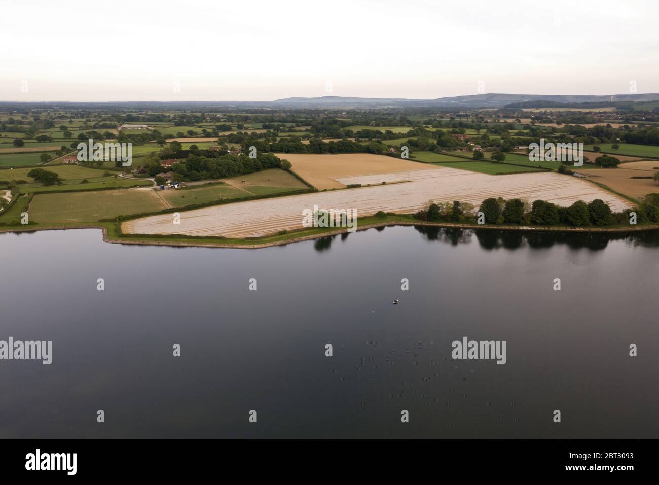 belle vue sur le lac et la campagne avec des collines lointaines Angleterre Banque D'Images