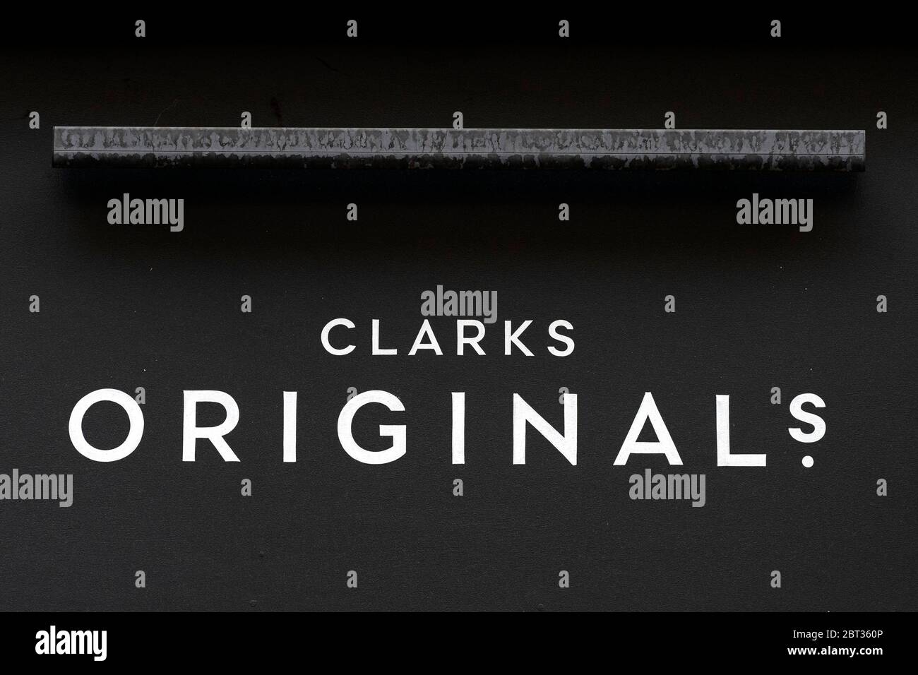 Londres, Royaume-Uni. 22 mai 2020. Logo Clarks vu sur l'une de leurs succursales à Berwick Street.British-basé fabricant international de chaussures et détaillant C. & J. Clark international Ltd, le trading as clarks va réduire de près de 1,000 000 postes au siège social, alors qu'il est aux prises avec la croissance du shopping en ligne de chaussures et la pression financière liée à la fermeture de magasins liés à coronavirus. Crédit : Dave Rushen/SOPA Images/ZUMA Wire/Alay Live News Banque D'Images