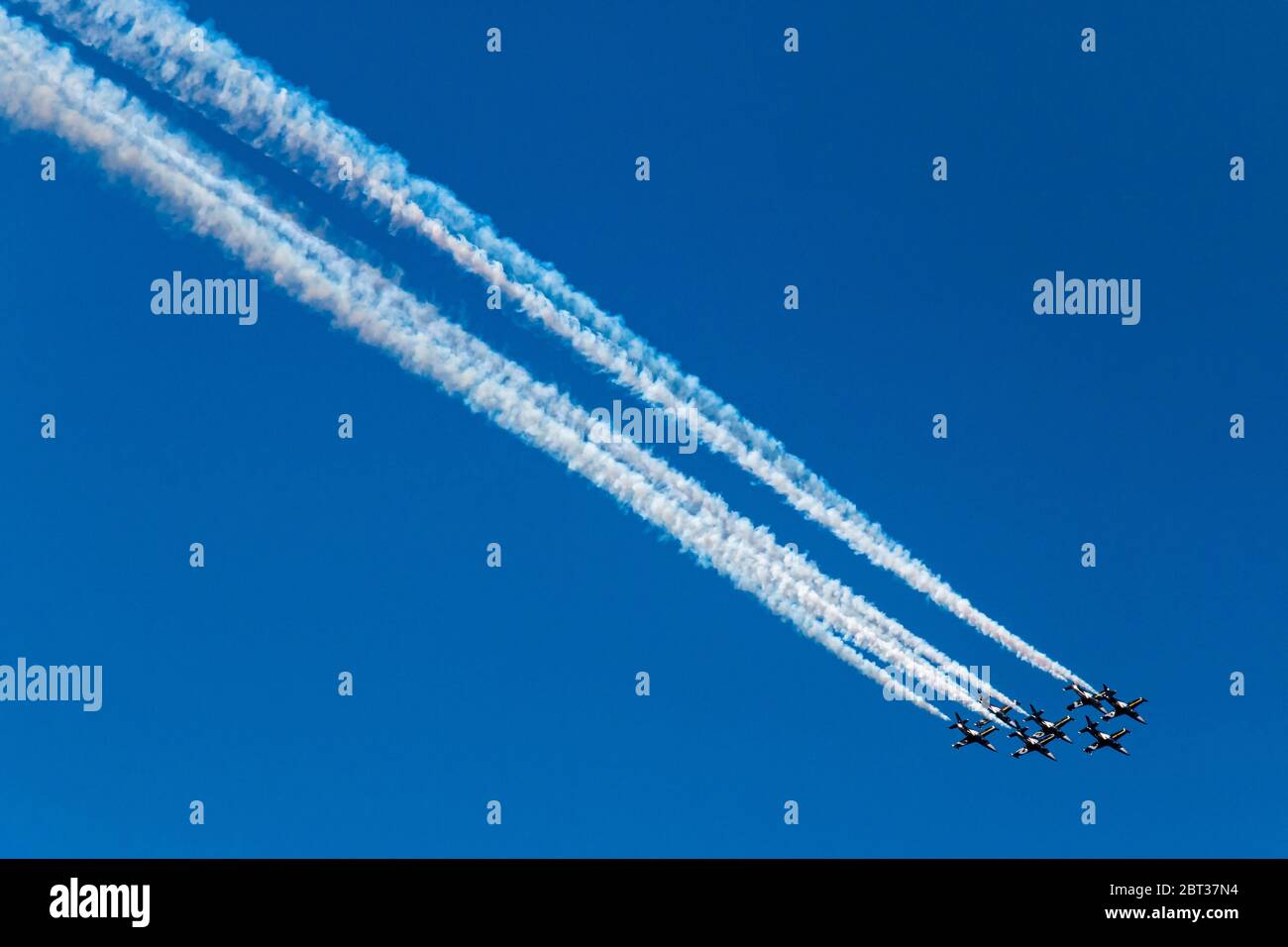 L’équipe Breitling Jet se fait l’une des 2015 Seafair Air Show de Seattle. L'équipe est la plus grande équipe d'exposition aérienne civile en Europe. Basé à Dijon, en France, il vole sept avions Aero L-39 Albatros tchèques. L'équipe pilote un écran d'une durée de 18 à 20 minutes qui comprend le vol de formation, les passes d'opposition, les routines solo et les manœuvres synchronisées. Ils ont volé pour la première fois aux États-Unis en 2015. Ces plans représentent un excellent compromis entre performances, esthétique, fiabilité et coûts d'exploitation. Ils étaient largement utilisés dans tous les anciens pays du bloc soviétique. Banque D'Images