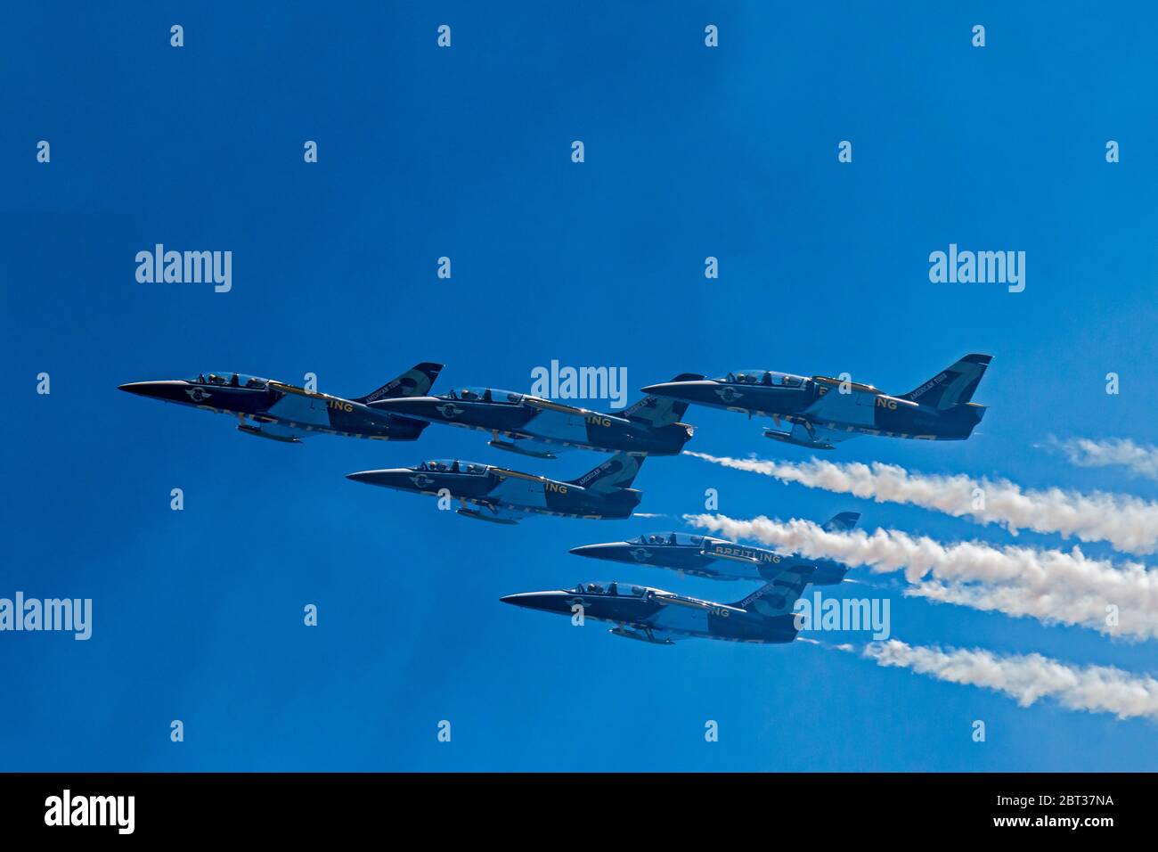 L’équipe Breitling Jet se fait l’une des 2015 Seafair Air Show de Seattle. L'équipe est la plus grande équipe d'exposition aérienne civile en Europe. Basé à Dijon, en France, il vole sept avions Aero L-39 Albatros tchèques. L'équipe pilote un écran d'une durée de 18 à 20 minutes qui comprend le vol de formation, les passes d'opposition, les routines solo et les manœuvres synchronisées. Ils ont volé pour la première fois aux États-Unis en 2015. Ces plans représentent un excellent compromis entre performances, esthétique, fiabilité et coûts d'exploitation. Ils étaient largement utilisés dans tous les anciens pays du bloc soviétique. Banque D'Images