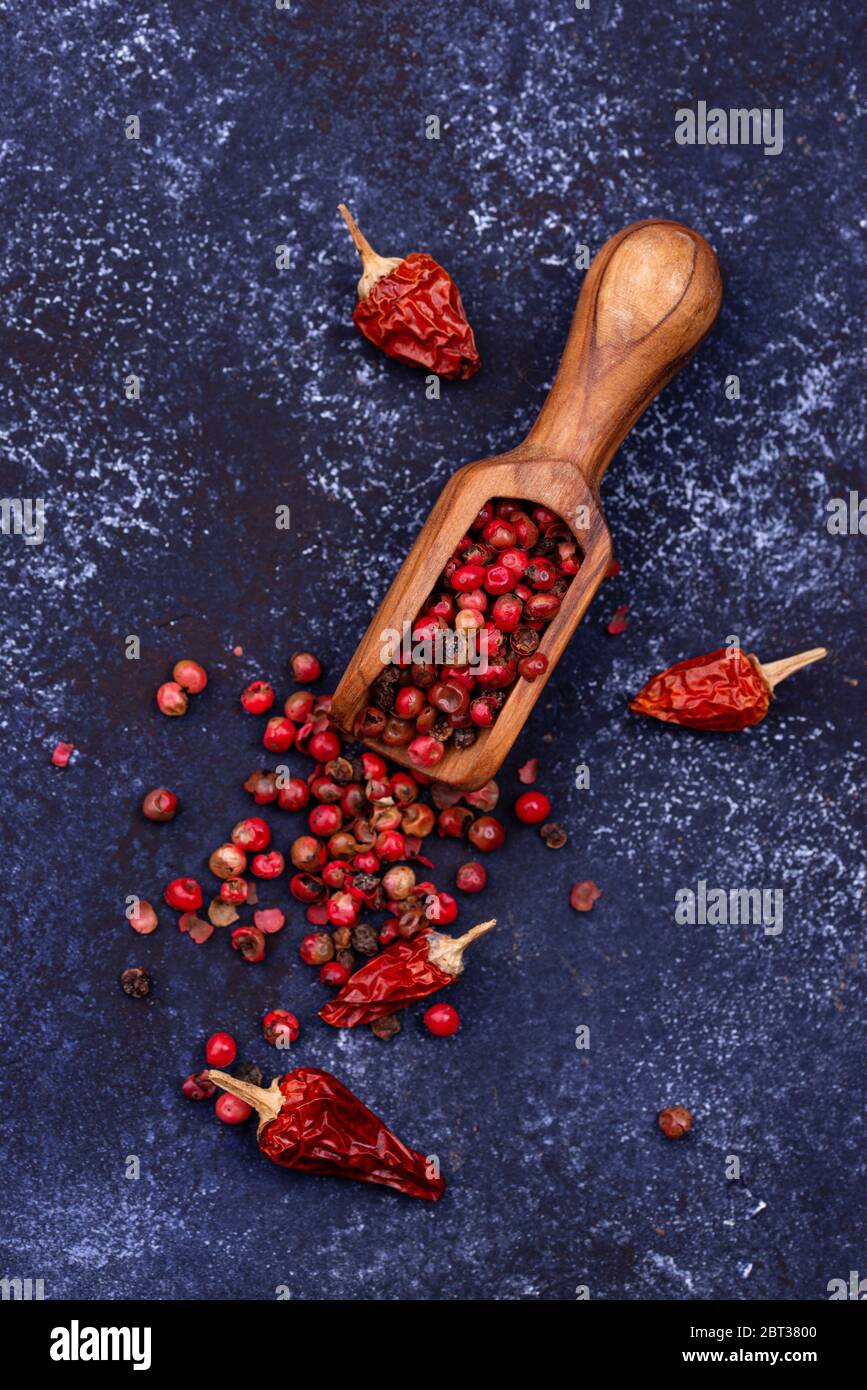 Piment rouge séché à chaud sur fond bleu Banque D'Images
