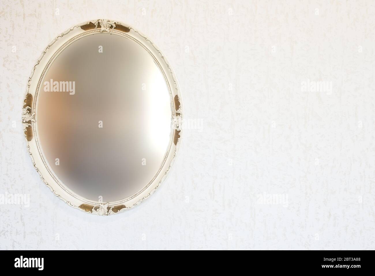 Miroir flou vintage antique sur le mur avec papier peint, rétro vintage  design espace pour le texte Photo Stock - Alamy