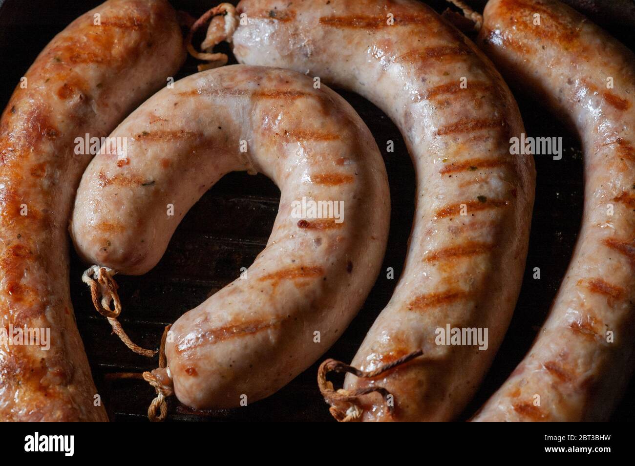 Saucisse fraîche sur un barbecue. Saucisse grillée. Photographie de plats à viande Banque D'Images