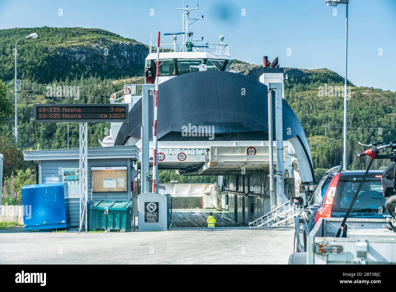 Levang, Norvège - 06 août 2019 : voiture en attente d'embarquement sur un ferry typique en Norvège entre les îles et le continent. Voyage à Nesna, calme et ensoleillé l'été Banque D'Images