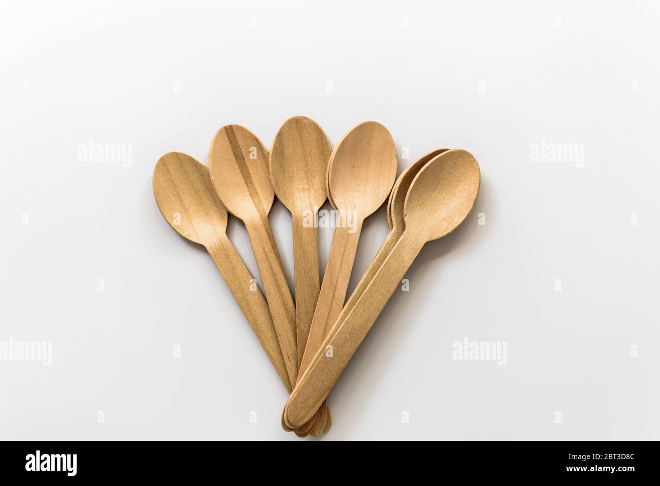 Cuillères en bois posées à plat sur fond blanc Banque D'Images