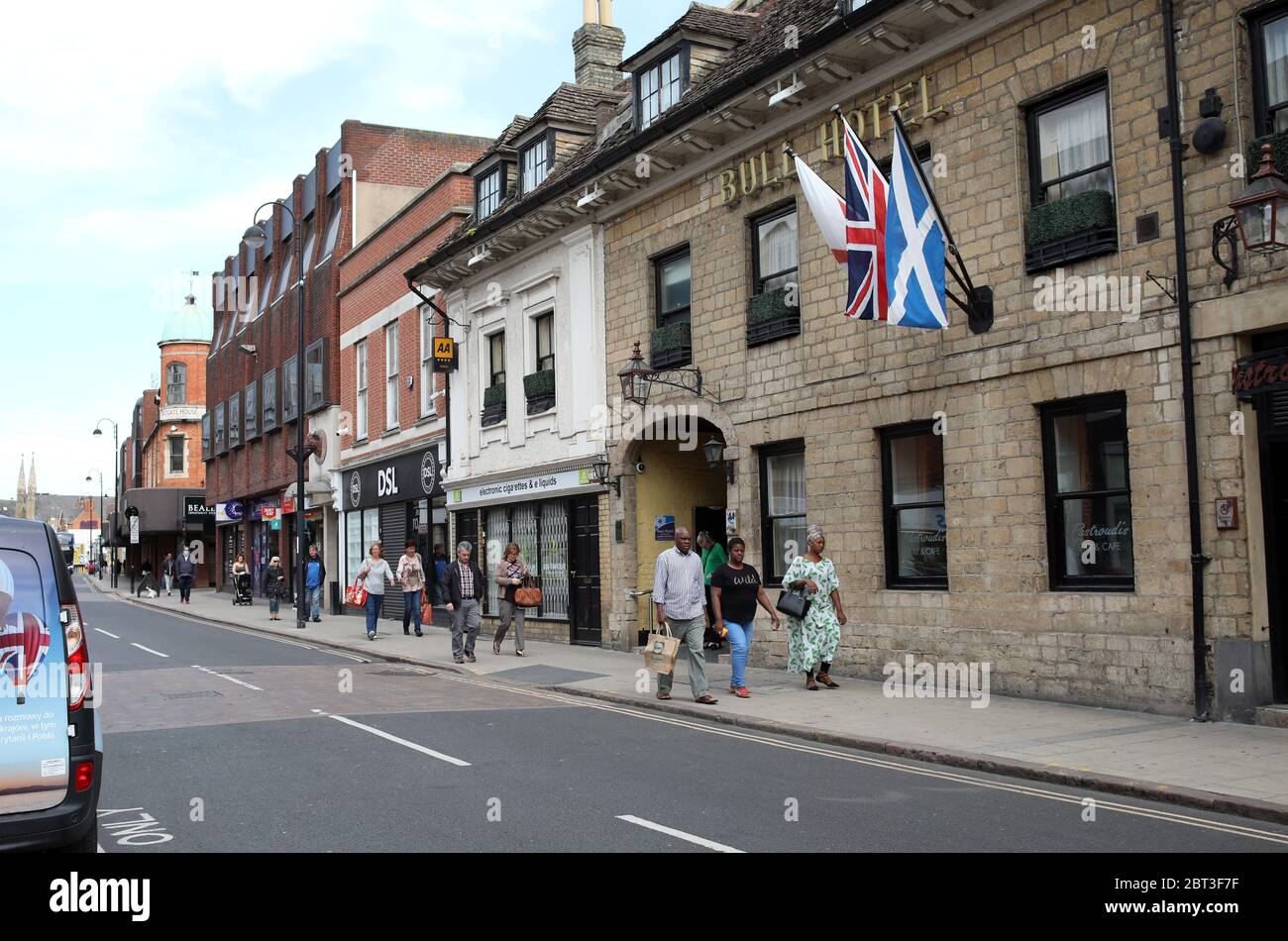 Peterborough, Royaume-Uni. 22 mai 2020. Sixième jour de Lockdown, à Peterborough. Les gens descendent Westgate, après le Bull Hotel, à une distance sociale de l'un de l'autre. Même s'il y a eu une levée partielle de verrouillage, il ya encore beaucoup de magasins qui doivent rester fermés, y compris les barbers et les salons de coiffure. COVID-19 coronavirus LockDown, Peterborough, Cambridgeshire, Royaume-Uni, on 22 mai 2020 crédit: Paul Marriott/Alay Live News Banque D'Images