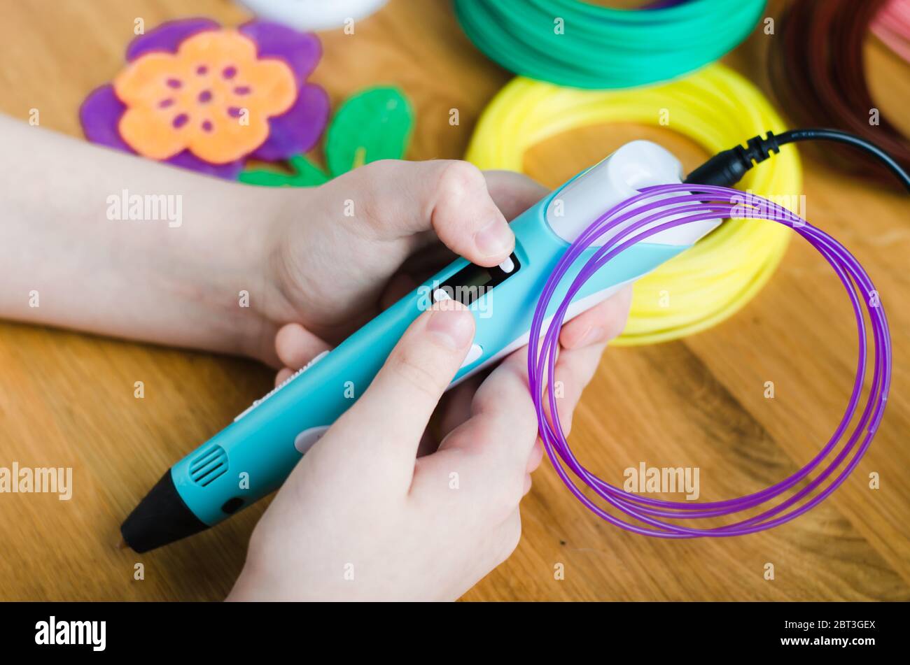 Enfant utilisant un stylo 3D avec plastique ABS coloré. Passe-temps créatif  à la maison, technologie, loisirs, concept d'éducation. Mise au point  sélective Photo Stock - Alamy