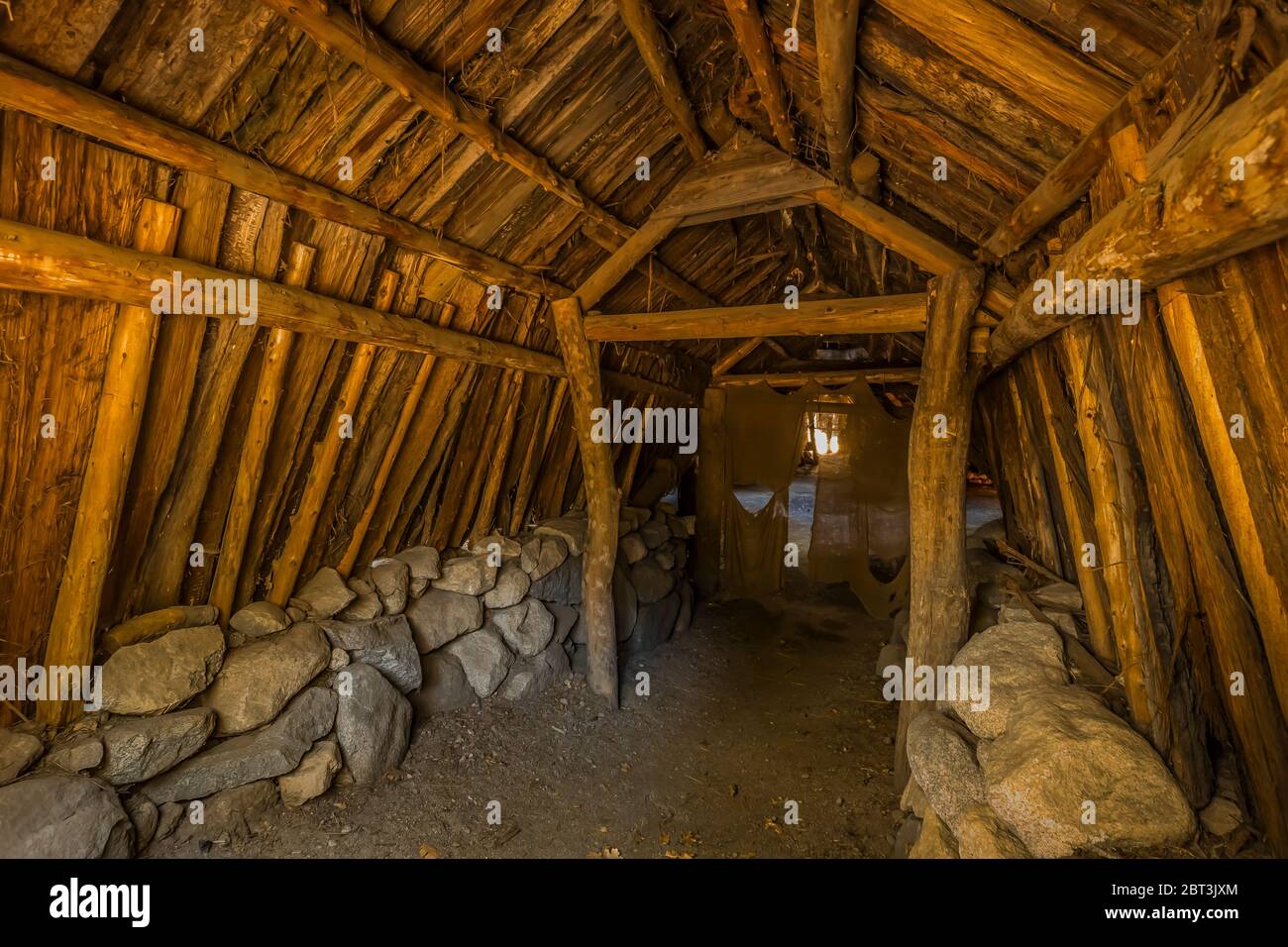 Maison ronde de cérémonie, faite avec un toit en écorce de cèdre de l'encens en 1992, utilisée pour les cérémonies religieuses de Miwok et autres rassemblements, situés dans l'Indian V Banque D'Images