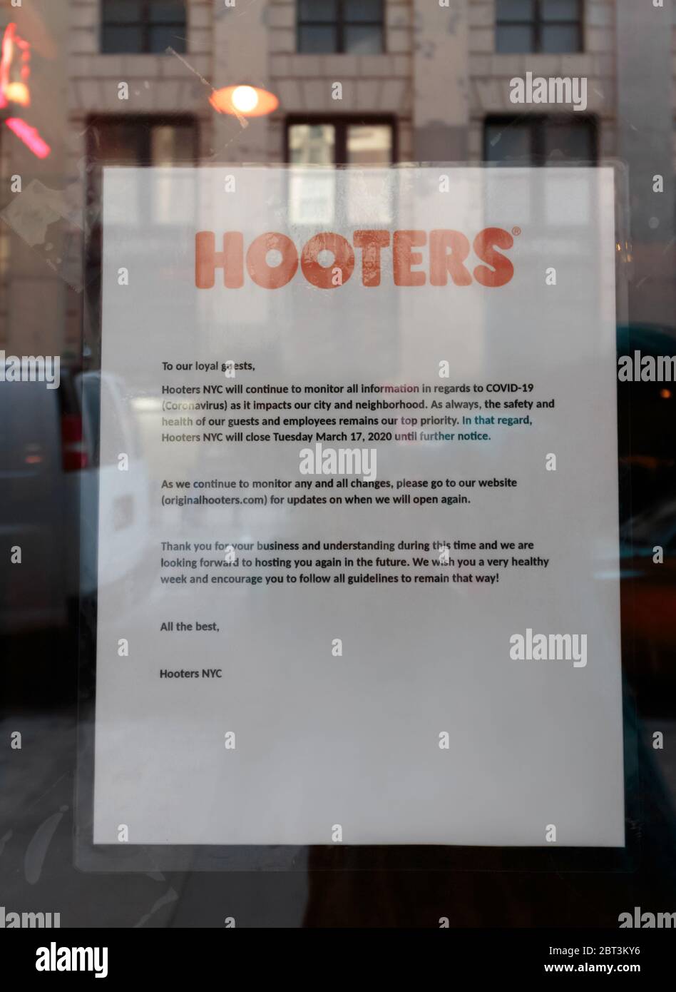 Signez un panneau dans un restaurant de la chaîne Hooters du centre-ville de Manhattan indiquant qu'il est fermé en raison de la pandémie du coronavirus ou du covid-19 Banque D'Images