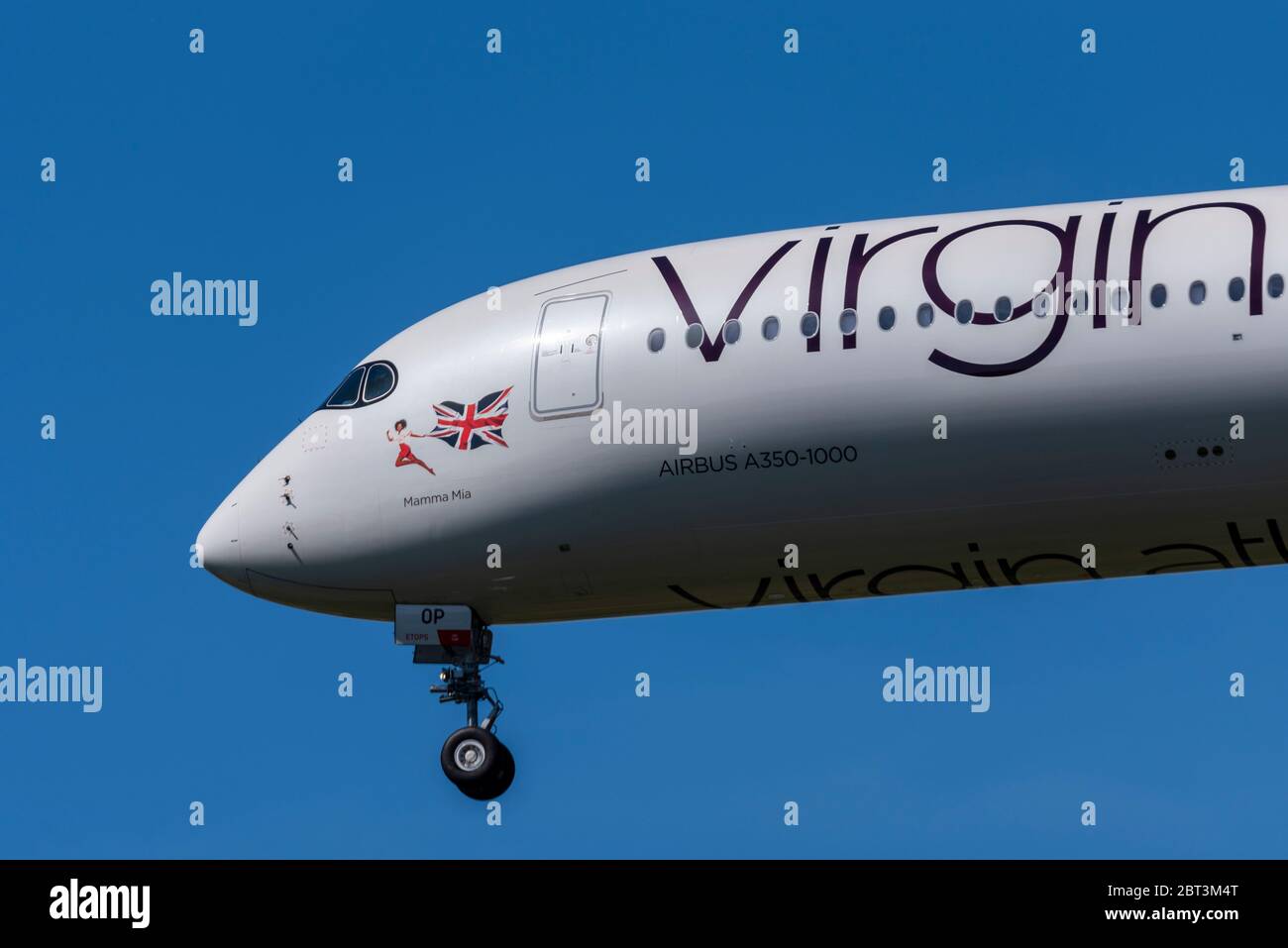 Avion-avion-avion-avion Virgin Atlantic Airbus A350 atterrissant à l'aéroport de Londres Heathrow au-dessus de Cranford, Londres, Royaume-Uni, pendant le confinement de la COVID-19. Mamma Mia Banque D'Images