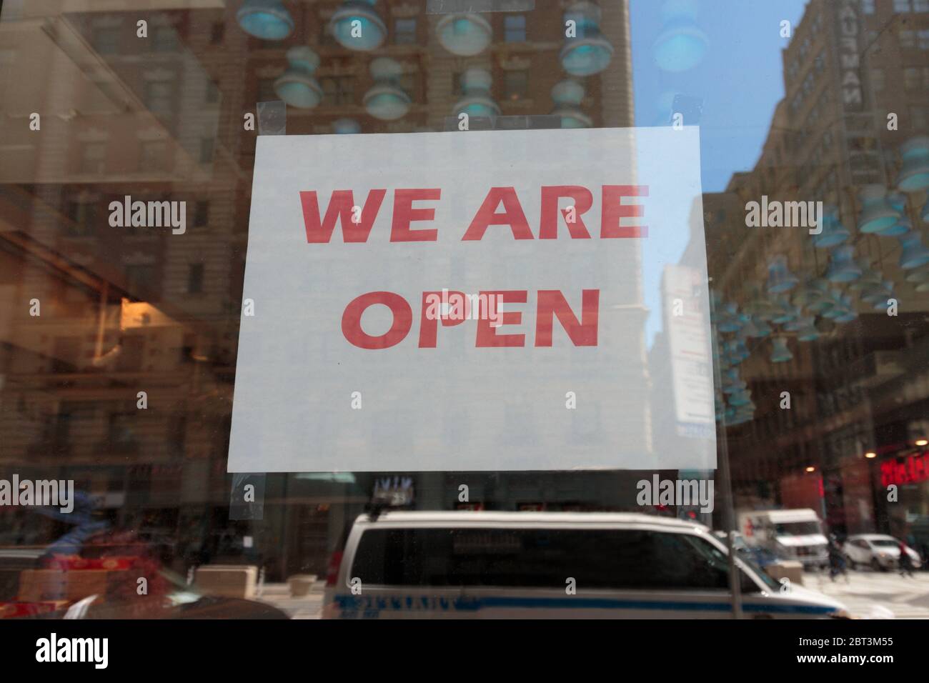 de nombreux magasins ouverts à l'entreprise doivent placer des panneaux de signalisation indiquant que nous sommes ouverts au public pendant la pandémie du coronavirus ou du covid-19 Banque D'Images