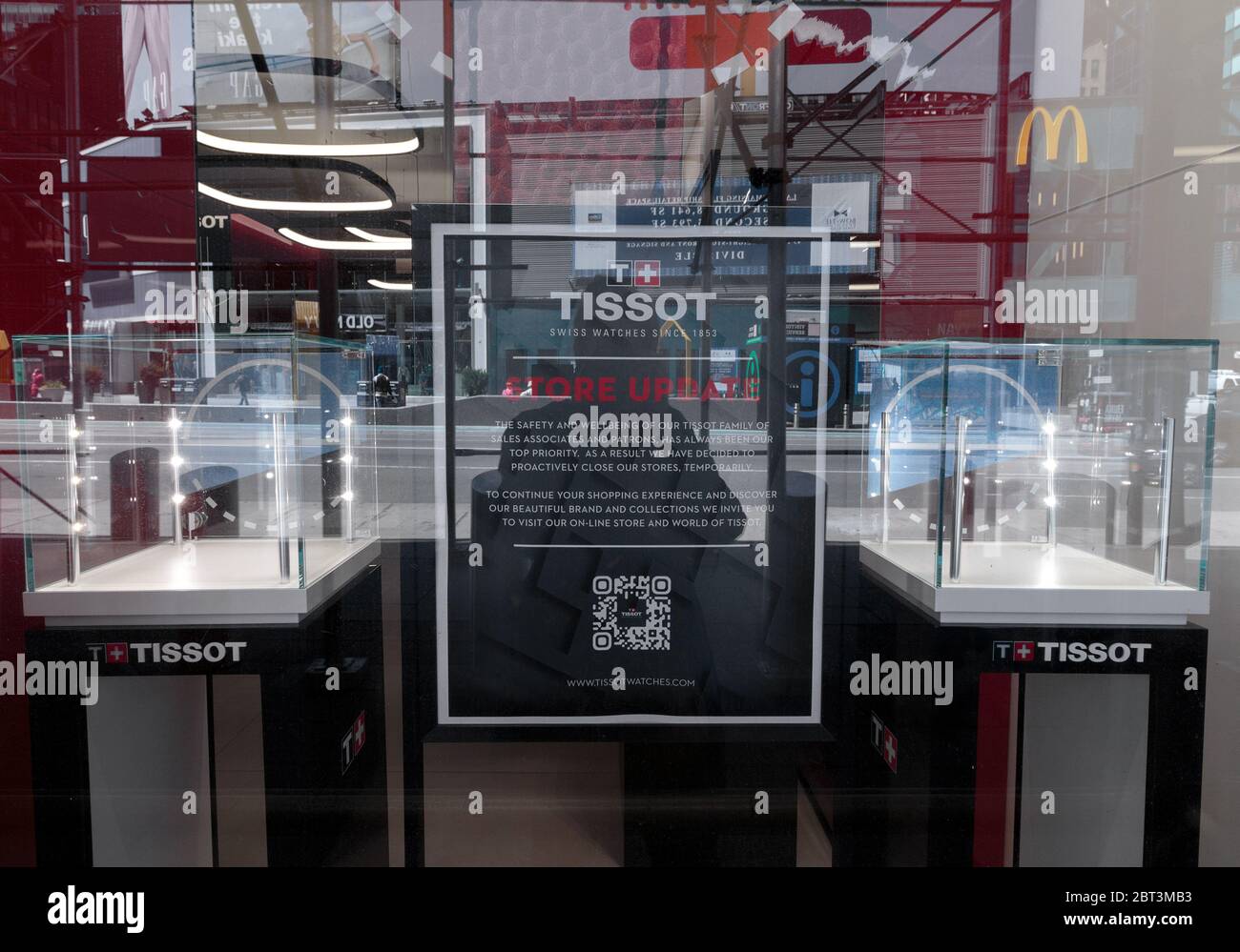 Signez au magasin Tissot de Times Square, une société de luxe suisse de montres, en indiquant qu'elle est temporairement fermée en raison de la pandémie du coronavirus ou du covid-19 Banque D'Images