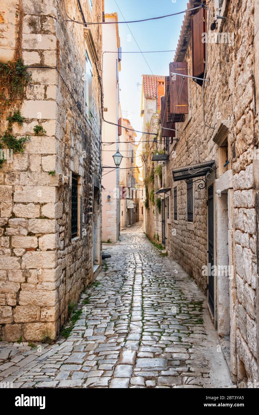 Rue étroite dans la vieille ville de Trogir, Croatie. Banque D'Images