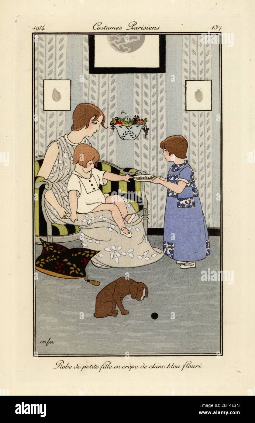 Scène intérieure avec mère et enfants, et fille en robe de crêpe du chine bleue florale. Robe de petite fille fille en crêpe du Chine bleu fleuri. Pochoeur de couleur main (pochoir) gravé après une illustration de Marie-Madeleine Franc-Nohain de Tommaso Antonginis Journal des Dames et des modes, aux bureaux du Journal des Dames, Paris, 1912. Banque D'Images