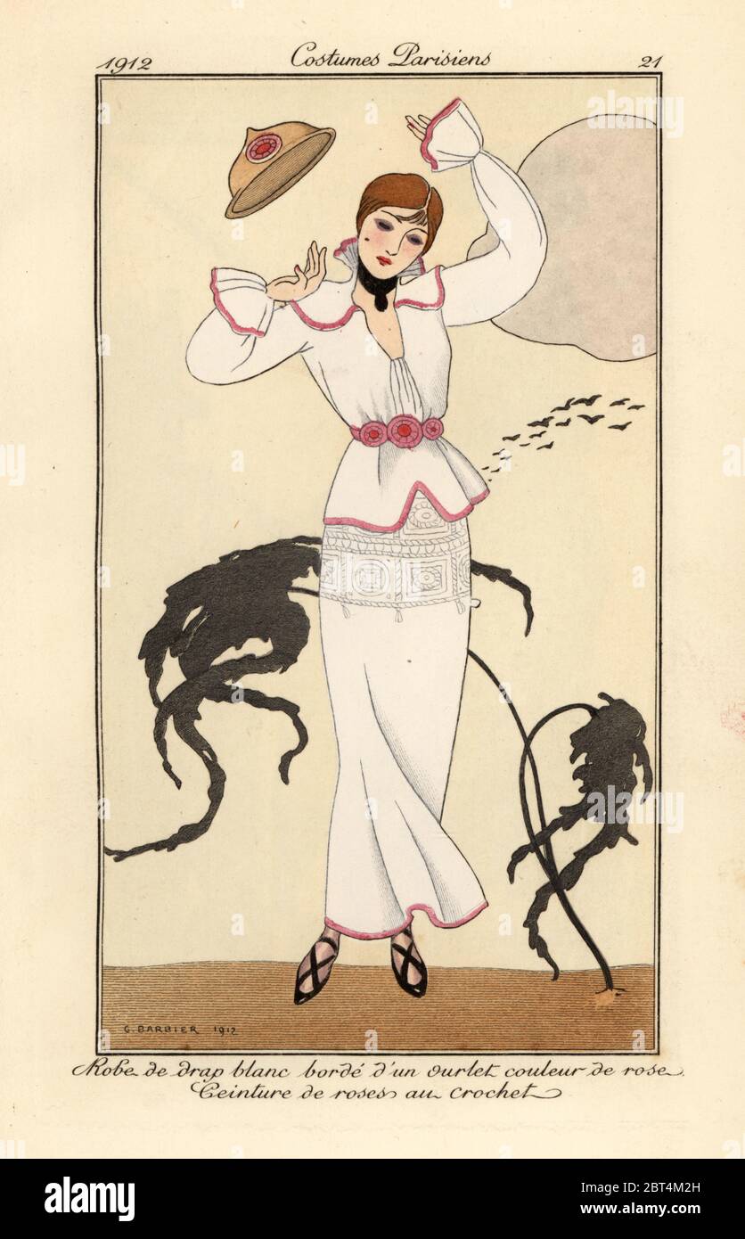 Femme en laine blanche robe avec bordure rose, ceinture de roses  crochetées, perdant son chapeau dans le vent. Robe de drap blanc borde dun  ourlet couleur de rose, céinture des roses en