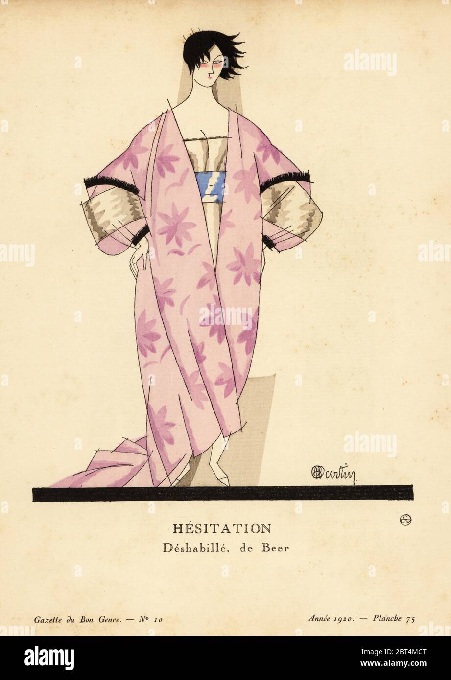 Femme en robe de thé de mousseline, grandes manches en dentelle argentée avec mouffette. Hésitation - Deshabille, de Beer. Ce grand thé robe est de mousseline brodée de velours. Tres grandes-es dentelles d'argent aux manches. Les perderoches sont de skungs ; un ruban bleu turquoise à la céinture. Lithographie pochoeur de couleur main par Charles Martin de Lucien Vogels le bon Genre : 100 plaques de Gazette du bon ton, Brentanos, Paris, 1920. Banque D'Images