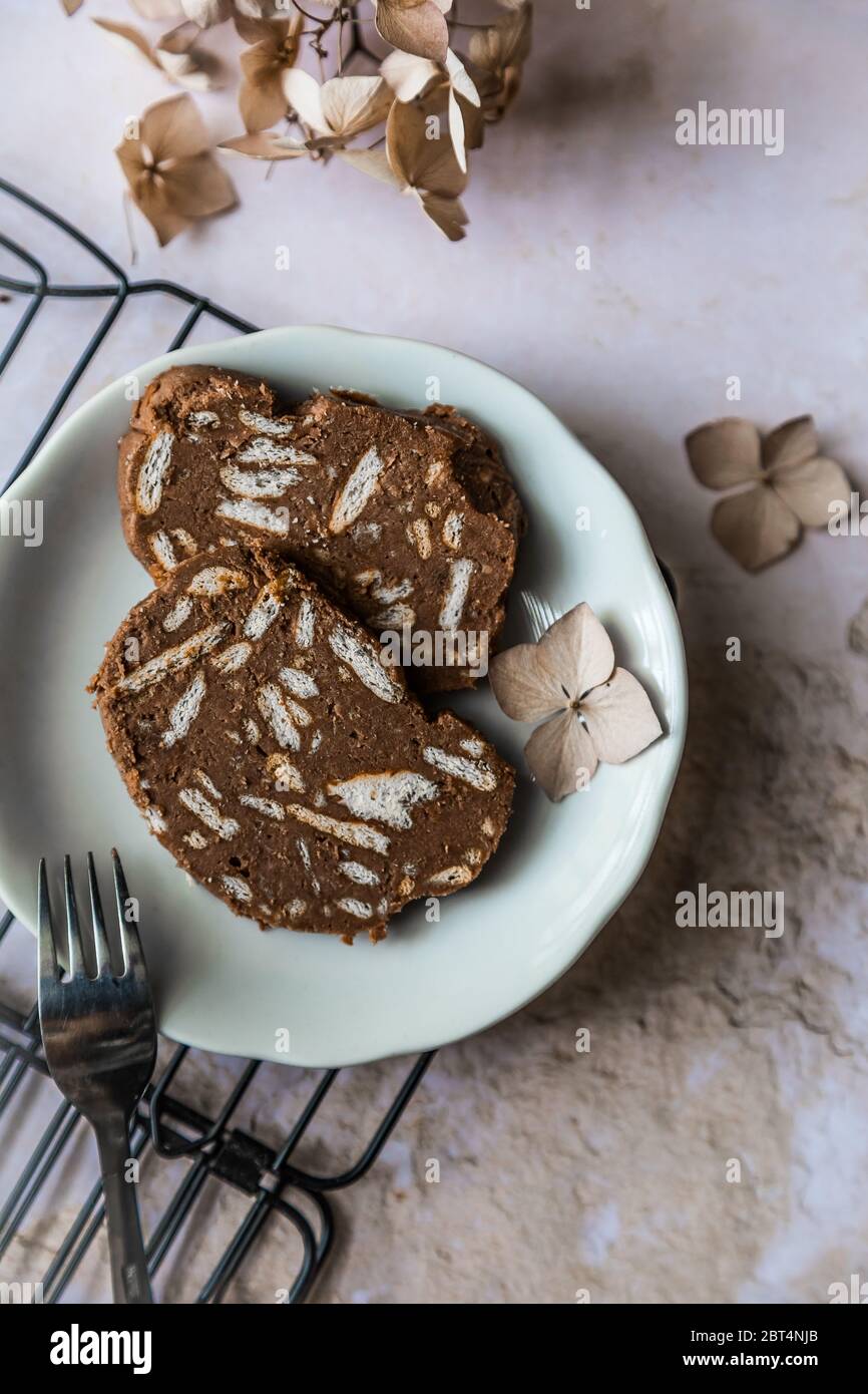 Tranches de salami au chocolat Banque D'Images