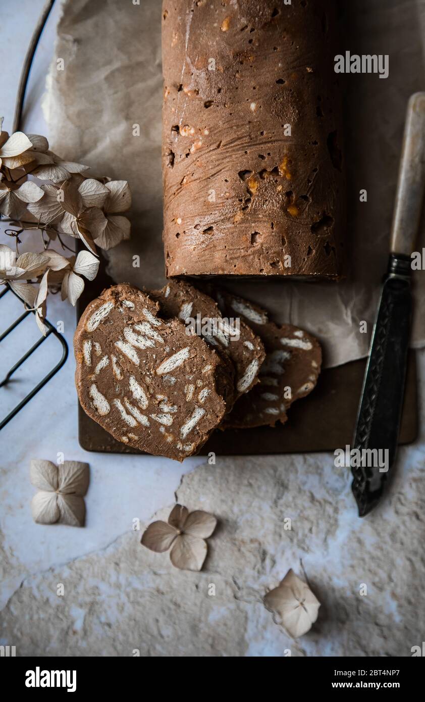 Tranches de salami au chocolat Banque D'Images