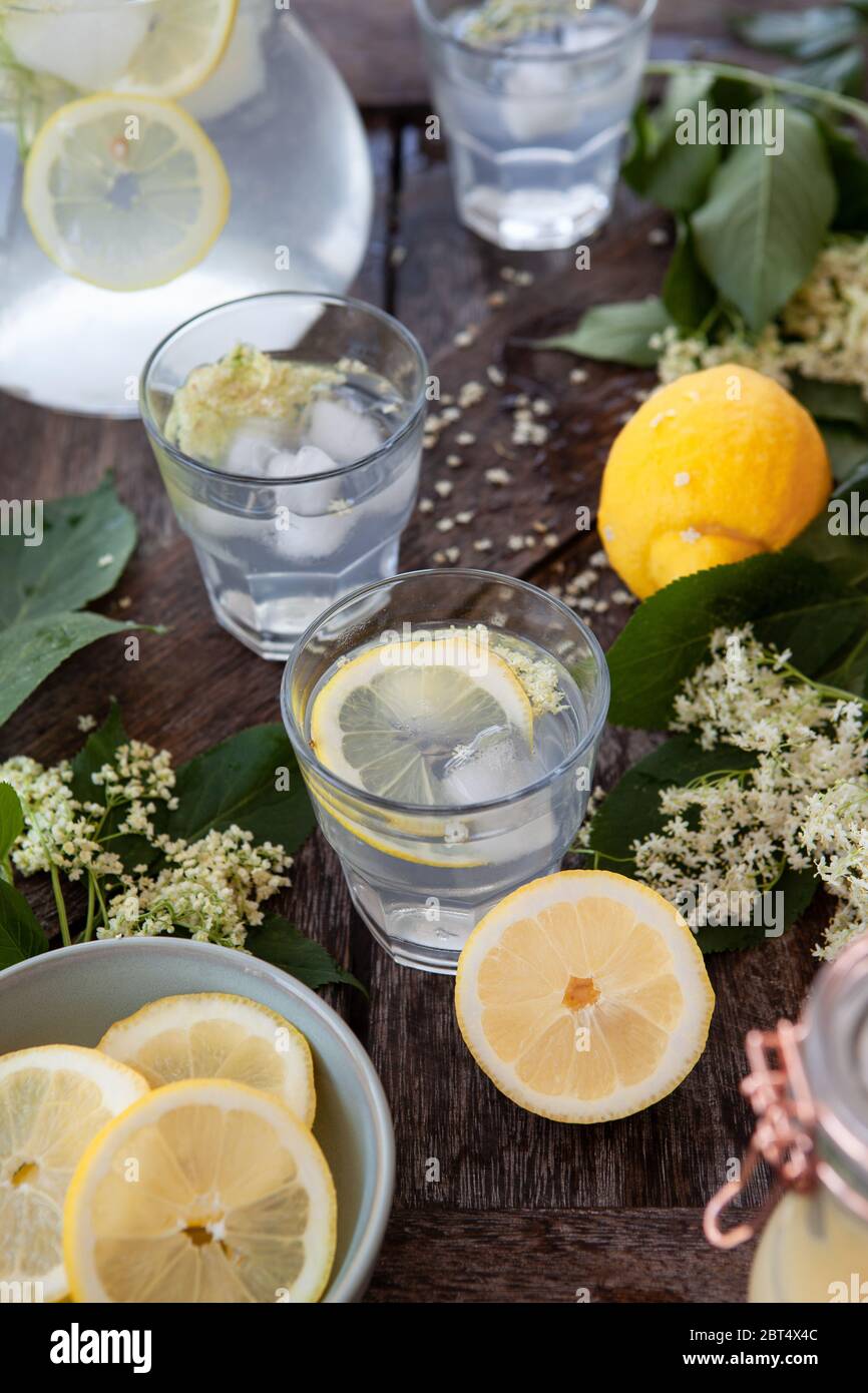 Limonade de sureau fait maison à base de sirop et de tranches de citron Banque D'Images