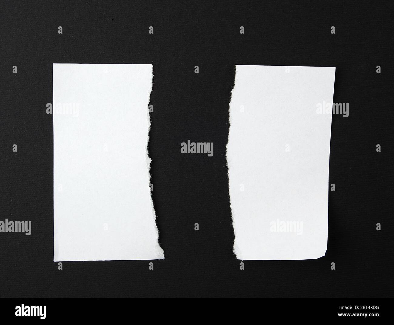 Déchiré à moitié vide dans une feuille de papier blanc sur fond noir, Close up Banque D'Images