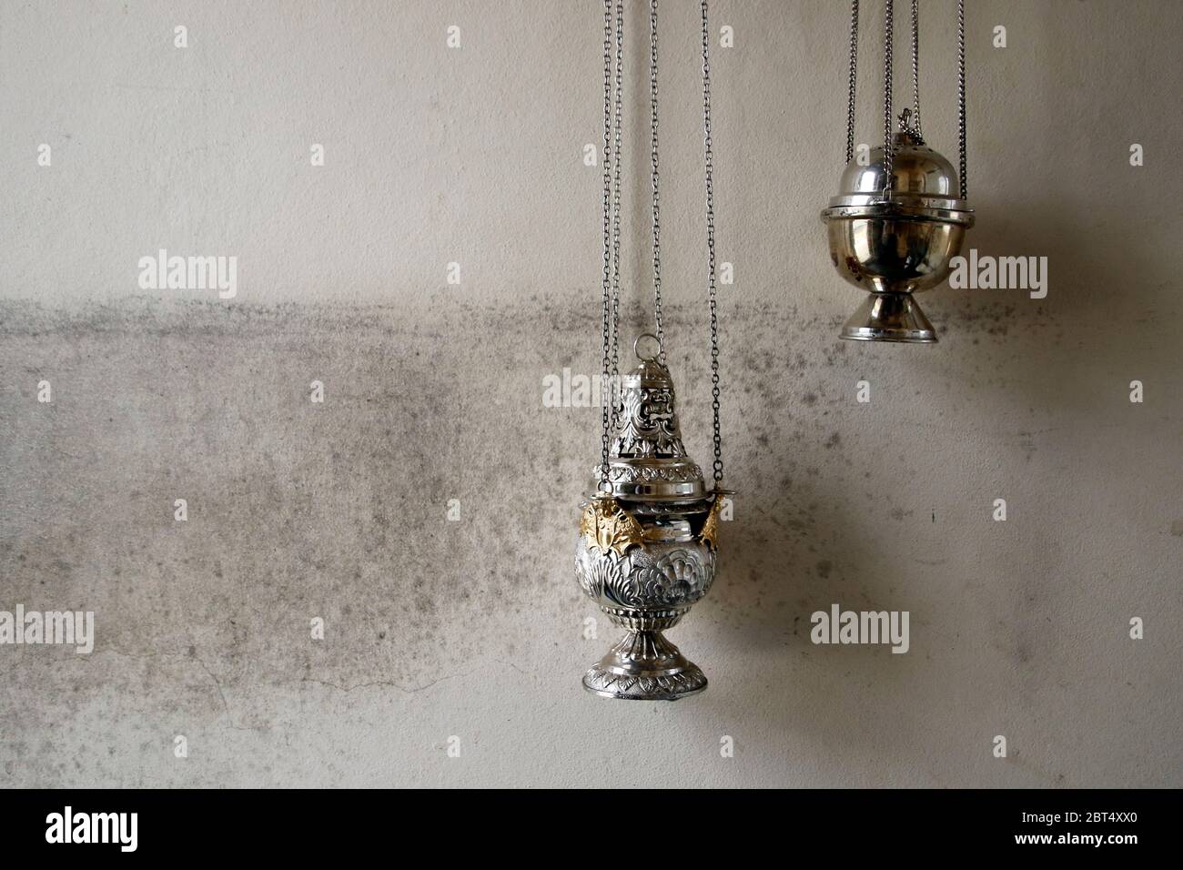 objet liturgique de la cérémonie catholique accrochée au mur, que l'on peut censurer ou censurer Banque D'Images