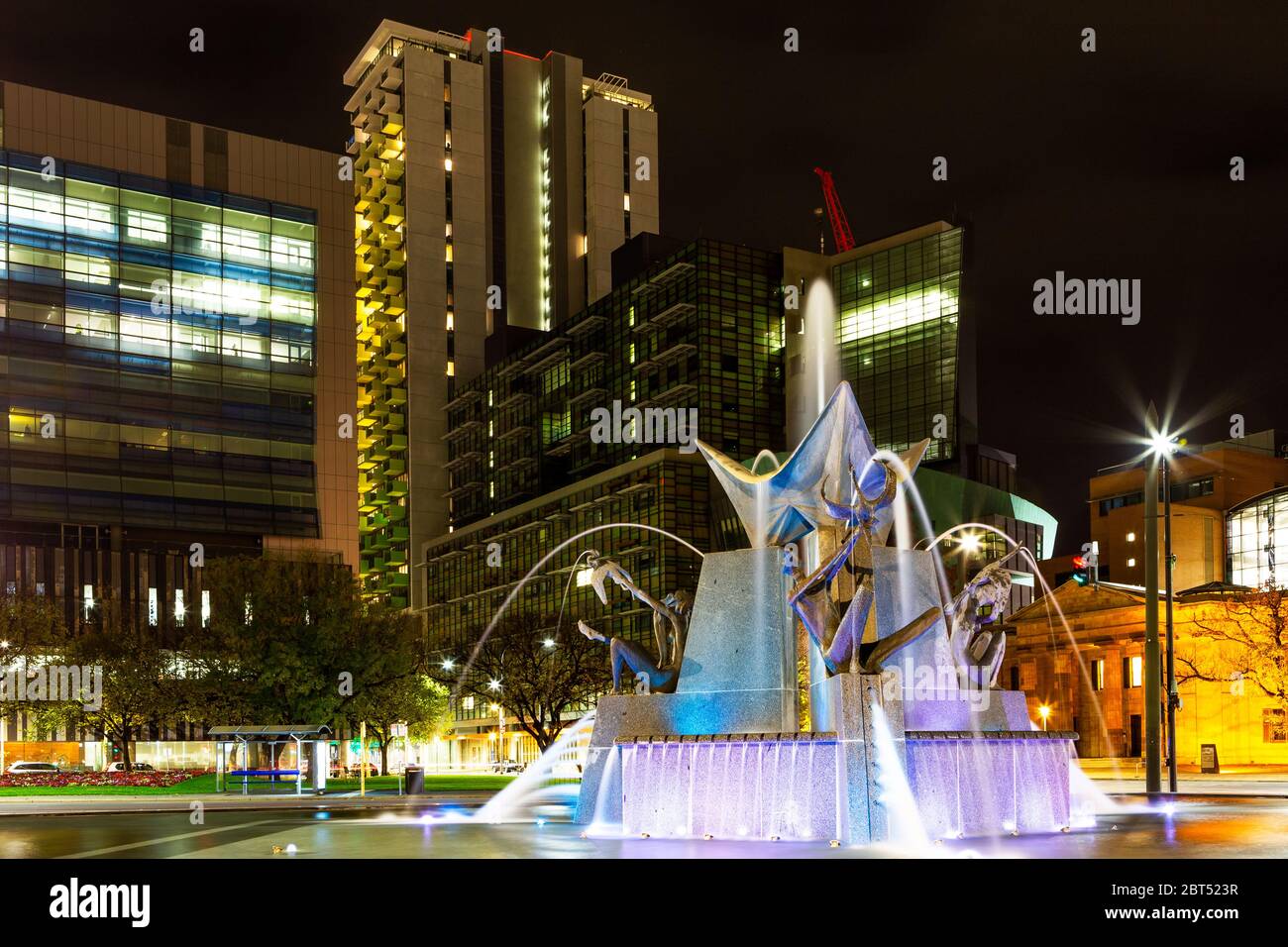 Une photo nocturne de la fontaine des trois rivières située à Victoria Square Adelaide South Australia le 21 mai 2020 Banque D'Images